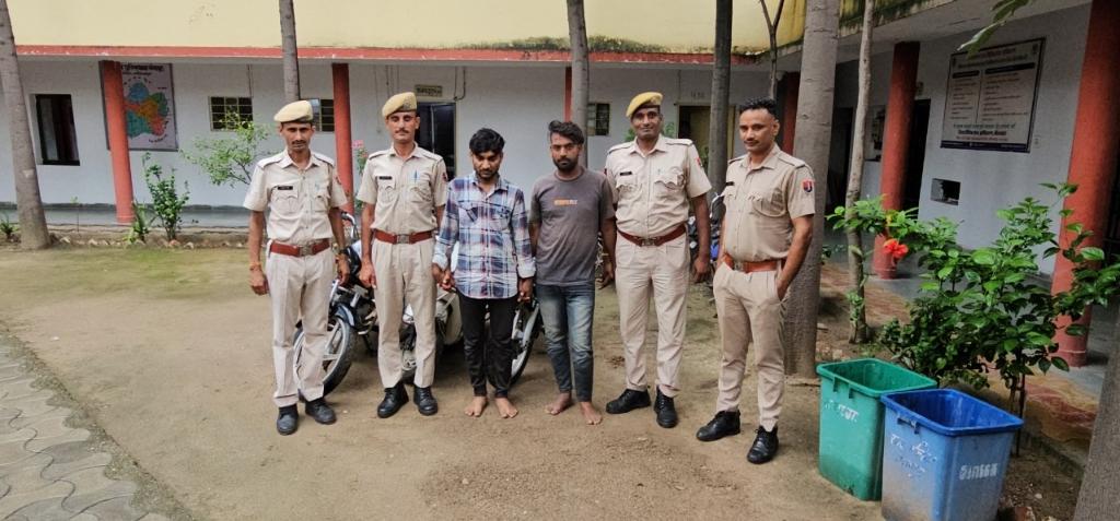 गंगापुर थाना पुलिस की बड़ी कार्रवाई 
खजुरिया श्याम मंदिर से मोटरसाइकिल चोरी करने वाले 2 आरोपीयो को किया गिरफ्तार
2 आरोपियों से दो मोटरसाइकिल व एक स्कूटी की बरामद 
एंकर-भीलवाड़ा जिले की गंगापुर थाना पुलिस ने कार्रवाई करते हुए मेवाड़ के प्रसिद्ध देव स्थित खजुरिया श्याम मंदिर से मोटरसाइकिल चोरी करने वाले गिरोह का पर्दाफाश करते हुए दो आरोपियों को गिरफ्तार किया। आरोपियों की निशानदेही पर दो मोटरसाइकिल एक स्कूटी बरामद की गंगापुर थाना अधिकारी फूल चंद रेगर ने बताया कि कैलाश चंद वैरागी ने 6/8/24को गंगापुर थाने में मुकदमा दर्ज करवाया की में खजुरिया श्याम दर्शन के लिए गया वहाँ से मेरी RJ02BT4420 नंबर की मोटरसाइकिल चोरी हो गई।इस पर गंगापुर थानाधिकारी ने विशेष टीम का गठन किया गया जिसमें,पोटला चौकी प्रभारी ASI जेठ मल,हेड कॉन्सटेबल देवी लाल तेली,कॉन्स्टेबल दलीप मीणा,संजय चौधरी,जोगाराम,मुकेश कुमार मेघवाल ने खजुरिया श्याम के दरबार में लगे सीसीटीवी फुटेज के आधार पर पुलिस ने आरोपियों की तलाश शुरू की जिसमें पहलाद उर्फ सुनील पिता सोहनलाल सालवी उम्र 23 साल निवासी पुरानी आबादी पायरी थाना सदर निंबाड़ा चित्तौड़गढ़ ,भगवत सिंह उर्फ काना पिता जयसिंह जाती रावणा राजपूत उम्र 26 साल निवास देवाखेडा थाना भादसोड़ा जिला चित्तौड़गढ़ को गिरफ्तार किया आरोपीयो से पूछताछ में बदमाशो ने एक मोटरसाइकिल खजुरिया श्याम मंदिर से,एक मोटरसाइकिल डबोक पुलिया के नीचे से,एक होंडा एक्टिवा स्कूटी निम्बाडा चित्तौड़ से चोरी करना कबुल किया पुलिस द्वारा आरोपियों से ओर पूछताछ जारी है। गिरफ्तार आरोपीयो के खिलाफ पूर्व में भी कई थाने में अपराधिक मामले दर्ज है।