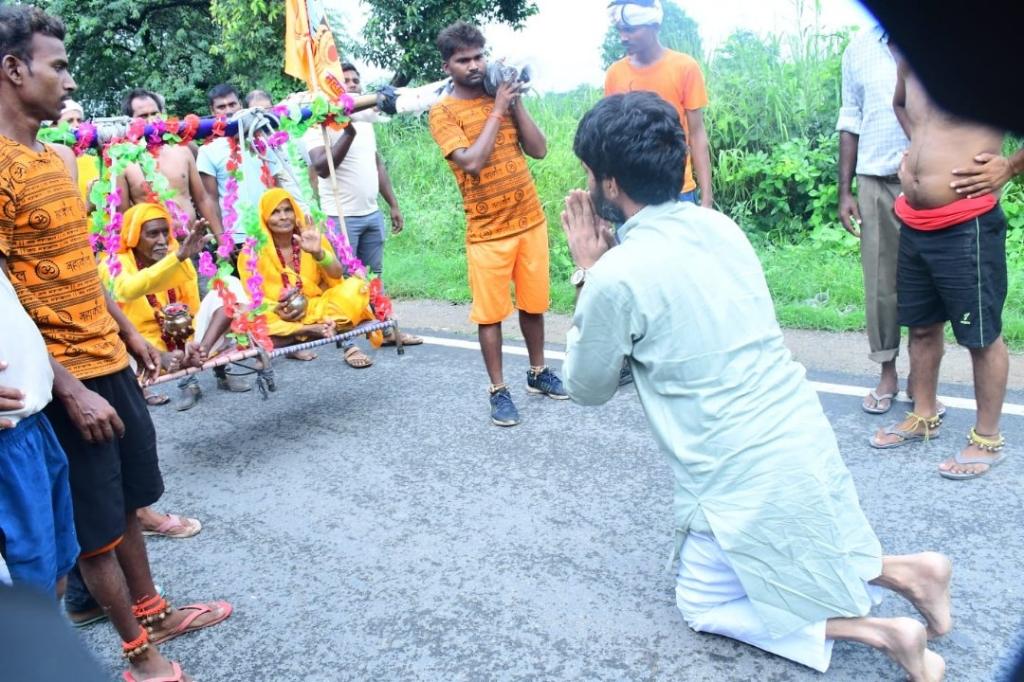 अतिथि देवो भव की भावना से उत्प्रोत है सूरज भैया। 
आज की कालि काल में जहां कोई किसी से बिना स्वार्थ के बात करना भी पसंद नहीं करता है यहां तक की पुत्र भी अपने पिता को बिना स्वार्थ के एक गिलास पानी पिलाने को तैयार नहीं 
वही इस घोर कलयुग में थाना अवागढ़ के ग्राम लालपुर के रहने वाले ठाकुर सूरज सिंह जिन्हें सभी क्षेत्रवासी बड़े और छोटे बड़े ही प्यार से सूरज भैया के नाम से बुलाते हैं। और बुलाए भी क्यों नहीं क्योंकि सूरज भैया भी हर बुजुर्ग और गरीब चाहे वह कोई भी हो किसी समाज से हो उनका इससे कोई सरोकार नहीं जरूरत पड़ने पर सूरज भैया हर तरह से उनकी सेवा के लिए रात दिन तत्पर रहते हैं उनके द्वारा प्रत्येक पूर्णिमा को 3 वर्षों से लगातार क्षेत्र के लोगों के लिए 20-25 बस की व्यवस्था करके गंगा स्नान कराया जा रहा है। 
वहीं दूसरी तरफ श्रावण मास के पवित्र माह में सूरज भैया के द्वारा पूरे महीने कावड़ियों के लिए और अतिथियों के लिए विश्राम भोजन दवा चाय नाश्ता हर तरीके से व्यवस्था पूरी तरह से निशुल्क वही पूर्ण श्रद्धा भाव के साथ सूरज भैया के साथ-साथ उनकी टीम के लोग भी पूर्ण निष्ठा निश्वार्थ भाव से लोगों की सेवा में रात दिन तत्पर रहते हैं। 
यहां व्यक्ति अपना प्रभाव जमाने के लिए दूसरों के ऊपर अपने बल का प्रयोग करता है तो वहीं सूरज भैया ने इसका उल्टा करके दिखाया है उन्होंने अपने सेवा के भाव से सभी के दिलों पर अधिकार कर लिया है उनके इस सेवा के भाव को भी कुछ लोग अपनी तरह से आकते हैं किसी को इसमें राजनीति दिखाई पड़ती है तो किसी को कुछ और लेकिन इन सब बातों की तरफ ध्यान न देते हुए सूरज ठाकुर अपने कर्म पथ पर दिन-दिन आगे बढ़ रहे हैं वह किसी की निंदा और प्रशंसा की चिंता किए बगैर लोगों की सेवा में लगे हुए हैं। 
ऐसा ही भाव देखने का मिला जहां टूंडला के दो श्रवण कुमार द्वारा अपने माता-पिता को डोली में बिठाकर गंगा नहला कर लाया जा रहा था लालपुर पहुंचने पर सूरज भैया की नजर इन कॉमडीयों पर पड़ी तो वहां इन व्रद्ध माता-पिता जो की कावड़ में बैठे हुए थे उनके आगे नतमस्तक हो गए और उनको साष्टांग प्रणाम किया इसे देखकर के अंदाजा लगाया जा सकता है कि सूरज भैया में सनातन धर्म के लिए कितना ज्यादा सम्मान है। 
लोग कहते हैं कि इस धरती पर अच्छाई खत्म हो गई है सभी स्वार्थी हो गए हैं लेकिन सूरज भैया जैसे लोग भी इस धरती पर हैं जो इस बात को झूठा साबित कर रहे हैं।
अमर उजाला संवाददाता सरोज कुमार दुबे की रिपोर्ट