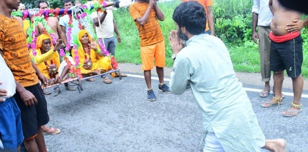 अतिथि देवो भव की भावना से उत्प्रोत है सूरज भैया। 
आज की कालि काल में जहां कोई किसी से बिना स्वार्थ के बात करना भी पसंद नहीं करता है यहां तक की पुत्र भी अपने पिता को बिना स्वार्थ के एक गिलास पानी पिलाने को तैयार नहीं 
वही इस घोर कलयुग में थाना अवागढ़ के ग्राम लालपुर के रहने वाले ठाकुर सूरज सिंह जिन्हें सभी क्षेत्रवासी बड़े और छोटे बड़े ही प्यार से सूरज भैया के नाम से बुलाते हैं। और बुलाए भी क्यों नहीं क्योंकि सूरज भैया भी हर बुजुर्ग और गरीब चाहे वह कोई भी हो किसी समाज से हो उनका इससे कोई सरोकार नहीं जरूरत पड़ने पर सूरज भैया हर तरह से उनकी सेवा के लिए रात दिन तत्पर रहते हैं उनके द्वारा प्रत्येक पूर्णिमा को 3 वर्षों से लगातार क्षेत्र के लोगों के लिए 20-25 बस की व्यवस्था करके गंगा स्नान कराया जा रहा है। 
वहीं दूसरी तरफ श्रावण मास के पवित्र माह में सूरज भैया के द्वारा पूरे महीने कावड़ियों के लिए और अतिथियों के लिए विश्राम भोजन दवा चाय नाश्ता हर तरीके से व्यवस्था पूरी तरह से निशुल्क वही पूर्ण श्रद्धा भाव के साथ सूरज भैया के साथ-साथ उनकी टीम के लोग भी पूर्ण निष्ठा निश्वार्थ भाव से लोगों की सेवा में रात दिन तत्पर रहते हैं। 
यहां व्यक्ति अपना प्रभाव जमाने के लिए दूसरों के ऊपर अपने बल का प्रयोग करता है तो वहीं सूरज भैया ने इसका उल्टा करके दिखाया है उन्होंने अपने सेवा के भाव से सभी के दिलों पर अधिकार कर लिया है उनके इस सेवा के भाव को भी कुछ लोग अपनी तरह से आकते हैं किसी को इसमें राजनीति दिखाई पड़ती है तो किसी को कुछ और लेकिन इन सब बातों की तरफ ध्यान न देते हुए सूरज ठाकुर अपने कर्म पथ पर दिन-दिन आगे बढ़ रहे हैं वह किसी की निंदा और प्रशंसा की चिंता किए बगैर लोगों की सेवा में लगे हुए हैं। 
ऐसा ही भाव देखने का मिला जहां टूंडला के दो श्रवण कुमार द्वारा अपने माता-पिता को डोली में बिठाकर गंगा नहला कर लाया जा रहा था लालपुर पहुंचने पर सूरज भैया की नजर इन कॉमडीयों पर पड़ी तो वहां इन व्रद्ध माता-पिता जो की कावड़ में बैठे हुए थे उनके आगे नतमस्तक हो गए और उनको साष्टांग प्रणाम किया इसे देखकर के अंदाजा लगाया जा सकता है कि सूरज भैया में सनातन धर्म के लिए कितना ज्यादा सम्मान है। 
लोग कहते हैं कि इस धरती पर अच्छाई खत्म हो गई है सभी स्वार्थी हो गए हैं लेकिन सूरज भैया जैसे लोग भी इस धरती पर हैं जो इस बात को झूठा साबित कर रहे हैं।