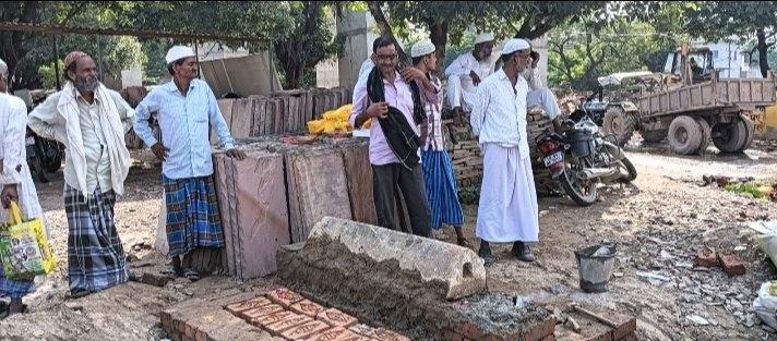 वाराणसी कज्जाकपुरा मे आज लाट भैरव मंदिर के पीछे वाले रास्ते सीढ़ी के पास अवैध
तरीके से नया मजार बनाया जा रहा था तभी
हिंदू धर्म की रक्षा करने वाले कार्यकर्ताओं ने डायल 112 पर सुचना दे कर निर्माण को
रोक दिया गया है और सभी हिन्दू भाइयों को
यह भी बताना चाहते है की मुस्लिम धर्म के लोग
कभी भी जहा मन करे नए नए मजार
बनाकर आपने बाप दादे की पुस्तेनीय मजार के
नाम पर जमीनें कब्जा कर रहे हैं तो हम सभी
हिन्दू भाइयों से निवेदन है की आपने भारत देश में
नगरी में ये सब कब्जा होने ना दे  ताकी सभी हिंदू भाई एक होकर रहें
तक पहुंच जाए जय श्री राम।। ज्यादा से ज्यादा स्कोर शेयर करें ताकि हमारे हिंदू भाइयों तक पहुंचे और हिंदू की रक्षा के लिए तैयार हो जाए
बनारस के हिंदू संगठन के कार्यकर्ता कुछ मिल गए इतनी हिम्मत जताई जो अवैध तरीका से मजार बना रहे थे उनको पीछे कर दिया हिंदू संगठन के कार्यकर्ताओं ने और जगह पूरी तरीका से खाली करवा ली प्रशासन के द्वारा सभी हिंदू भाइयों से निवेदन है कि प्लीज