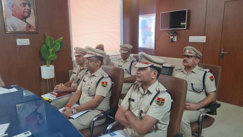 पुलिस उप महानिरीक्षक ओमप्रकाश मेघवाल रहे जिले के दौरे पर
डीडवाना सर्किल क्षेत्र के पुलिस अधिकारियों की ली बैठक 
बढ़ते हुए साइबर क्राइम महिला अपराधों को लेकर दिए दिशा निर्देश 
जिला पुलिस अधीक्षक कार्यालय में ली बैठक मीडिया से हुए रूबरू 
भाजपा नेता स्थानीय जनप्रतिनिधियों व समाजसेवीयो ने किया स्वागत
डीडवाना राजस्थान पुलिस के अजमेर रेंज पुलिस उप महानिरीक्षक ओमप्रकाश मेघवाल एक दिवसीय डीडवाना कुचामन जिले के दौरे पर रहे। सर्वप्रथम अजमेर रेंज पुलिस उप महानिरीक्षक के पहुंचने पर पुलिस की सिपाहियों के द्वारा गार्ड ऑफ ऑनर दिया गया।इस दौरान जिला पुलिस अधीक्षक कार्यालय में डीडवाना सर्किल के पुलिस अधिकारियों की एक आवश्यक बैठक ली।बैठक में बढ़ते हुए साइबर क्राइम महिला अपराधों को लेकर दिशा निर्देशित किया। साथ ही आमजन को किस तरह जागरूक किया जाए।और जो प्रकरण थाने में दर्ज हुए।उनकी क्या रिपोर्ट रही है। उसको लेकर मॉनिटरिंग की गई। और आवश्यक दिशा निर्देश प्रदान किए गए। वहीं स्थानीय जनप्रतिनिधियों ने भामाशाहों ने समाजसेवीयो ने नेताओं ने पुलिस उप महानिरीक्षक ओमप्रकाश मेघवाल का माला साफा पहनाकर स्मृति चिन्ह देकर स्वागत अभिनंदन किया।पुलिस उप महानिरीक्षक ओमप्रकाश मेघवाल ने मीडिया से रूबरू होते हुए मीडिया के द्वारा किए गए। सवालों का जवाब देते हुए कहा कि साइबर क्राइम को लेकर स्टेट लेवल पर डीजी एसईआरबी की पोस्ट और हर जिले में साइबर पुलिस स्टेशन खोले गए हैं।और डीएसपी लेवल के अधिकारी लगाए गए हैं। किसी भी तरह की कोई कंप्लेंट साइबर क्राइम से रिलेटेड आती है। तो कंप्लेंट को लेते हैं। और किसी का मनी ट्रांजैक्शन हुआ है। तो सबसे पहले पैसे को रुकवाते है। और आगे जो चैन है। उसको खत्म करने के लिए मामल दर्ज कर अरेस्ट की कार्रवाई करवाते हैं। लास्ट छ माह में बहुत ही अच्छे प्रयास चल रहे हैं। स्टेट लेवल पर कंपेयर प्रोग्राम चलाकर 14 स्टेट के बच्चों को बुलाकर साइबर क्राइम से रिलेटेड जानकारी देकर जागरूक करने का कार्यक्रम चलाया गया था। जिला स्तर पर थाना स्तर पर भी लोगों में जागरूकता के लेकर इस तरह के कार्यक्रम चलाए जा रहे हैं। और साइबर क्राइम को लेकर प्रक्रिया और प्रयास दोनों ही अच्छे चल रहे हैं। महिला अत्याचारों को लेकर पुलिस महानिरीक्षक ने कहा महिला अत्याचार और एससी एसटी के मामले यहां पर ज्यादा है। लेकिन सबसे बड़ी बात पोक्सो एक्ट के मामलों की है। जो छोटी बच्चियों के साथ नाबालिक बच्चियों के साथ दुष्कर्म के छेड़छाड़ के मामले है।उनका स्ट्रांग इन्वेस्टिगेशन ना हो। तब तक इसमें बहुत अच्छे सुधार की आवश्यकता नहीं होगी।प्रत्येक कैश का इन्वेस्टिगेशन अच्छे तरीके से हो।और दो महीने में उसका चालान पेश हो जाए।तो उसमें अच्छे रिजल्ट आ रहे हैं।और दो महीने में जो चालान पेश नहीं कर पाता है।उसका जो मार्किंग होता है। वह डाउन होता है। और दो महीने पुराना कोई भी केस पेंडिंग ना रहे। किसी केस में अगर कोई किसी कारण बरी हो जाता है।उस केस में आयुओ की भी जिम्मेदारी तय की जाती है। कि क्या अनुसंधान में कमियां छोड़ी गई। जिसकी वजह से मुलजिम बरी हुआ। पोक्सो के जो मामले हैं। उन्हें काफी ज्यादातर सजा का प्रावधान भी बढ़ा है।और कोर्ट भी न्याय दे रहा है।ऐसे मामलों पर निश्चित तौर पर महिला अपराधों में कमी आएगी और आ भी रही है।