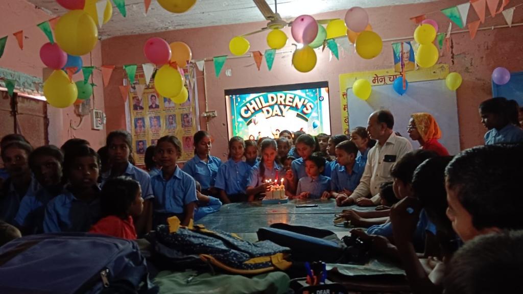 बाल दिवस समारोह का उल्लासपूर्ण आयोजन
बाल दिवस के शुभ अवसर पर उत्क्रमित मध्य  सह उच्च माध्यमिक विद्यालय, हदियाबाद, गडहनी, भोजपुर में एक विशेष कार्यक्रम का आयोजन किया गया। समारोह की शुरुआत पं. जवाहरलाल नेहरू के चित्र पर माल्यार्पण और दीप प्रज्वलन के साथ हुई, जिसका नेतृत्व प्रधानाचार्य  ओम प्रकाश राय ने किया।
छात्रों द्वारा विद्यालय प्रबंधन का अनुभव में
इस कार्यक्रम की सबसे बड़ी विशेषता यह रही कि विद्यालय के वरिष्ठ छात्रों को शिक्षकों की भूमिका निभाने का अवसर दिया गया। कक्षा 10वीं की दुर्गा कुमारी, अंजनी कुमारी, कक्षा 11वीं की ऋधि कुमारी, और कक्षा 10वीं के प्रिंस कुमार ने पूरे दिन शिक्षण और कक्षा प्रबंधन का जिम्मा उठाया। इन छात्रों ने छोटे बच्चों को पढ़ाने के साथ-साथ अनुशासन बनाए रखने का बेहतरीन उदाहरण प्रस्तुत किया। इससे न केवल जूनियर छात्रों को सीखने का मौका मिला, बल्कि वरिष्ठ छात्रों में नेतृत्व क्षमता भी विकसित हुई। कार्यक्रम के अंत में छात्रों ने मिलकर केक काटा और एक छोटी पार्टी का आयोजन किया गया जो खास गतिविधियाँ और उत्सव  रहा इस अवसर पर सभी छात्रों और शिक्षकों ने मिलकर स्वादिष्ट व्यंजन तैयार किए और सामूहिक भोज का आनंद लिया।
विशेष योगदान देने वाले शिक्षक में विभिन्न कार्यक्रम में छात्र शिक्षण एवं प्रबंधन	संदीप ओझा, पीयूष पांडेय, दानिस्वर फोजिया,भोजन की तैयारी	प्रमोद कुमार, मीरा कुमारी, रेनू कुमारी, मो.नुरुद्दीन बाहरी प्रबंधन एवं खेलकूद 	अजीत अचल, अजीत कुमार, आशीष उपाध्याय, संदीप ओझा ने संभाला..
इस आयोजन ने छात्रों में आत्मविश्वास, नेतृत्व और प्रबंधन के गुणों का विकास किया। कार्यक्रम के अंत में प्रधानाचार्य ओम प्रकाश राय ने सभी छात्रों और शिक्षकों को उनकी मेहनत और समर्पण के लिए धन्यवाद दिया और छात्रों के उज्ज्वल भविष्य की कामना की।
विद्यालय का यह बाल दिवस समारोह न केवल मनोरंजक था, बल्कि सभी के लिए एक यादगार और प्रेरणादायक अनुभव बन गया।