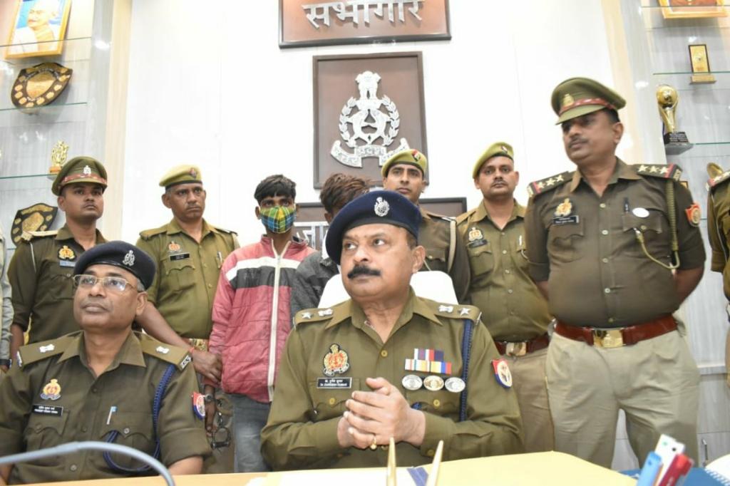 जालौन : पुलिस को मिली बड़ी सफलता, युवक की हत्या का पुलिस ने किया खुलासा, शराब पार्टी के दौरान दोस्तों ने की थी युवक की हत्या, नशे में सिर पर डंडा मारकर की थी हत्या, पुलिस ने दो आरोपियों को किया गिरफ्तार, आरोपियों की निशानदेही पर आलाकत्ल हुआ बरामद, SP डॉ. दुर्गेश कुमार ने किया मामले का खुलासा, कोटरा थाना क्षेत्र में बरामद हुआ था युवक का शव
★ एसओजी/सर्विलांस व थाना कोटरा पुलिस की संयुक्त टीम द्वारा 24 घण्टे के अन्दर हत्या की घटना का सफल अनावरण करते हुए वांछित 02 अभियुक्तगण को गिऱफ्तार कर विधिक कार्यवाही की जा रही है, इस सम्बन्ध में पुलिस अधीक्षक की बाईट.