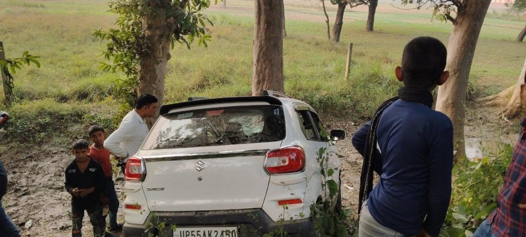 सिद्धार्थनगर के शेर चौराहा पर एक कर का नियंत्रण होकर गद्देमें गिरकर पेड़ से टकराई, जिसमें सवाल एक छोटे बच्चों का निधन हो गया