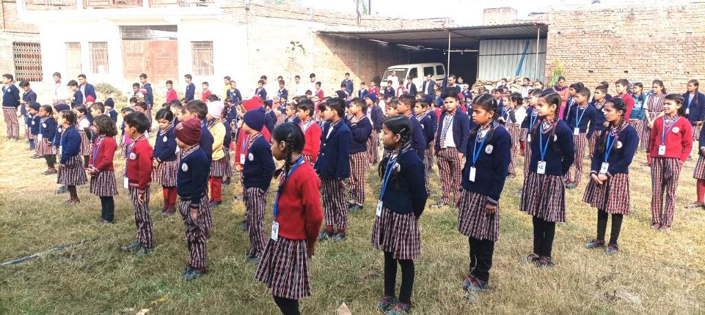 महकुचवा स्थित लॉर्ड बुद्धा इंटरनेशनल स्कूल के प्रांगण में आज बच्चों ने रेली निकालकर मनाया भारतीय संविधान दिवस संस्था प्रबंधक इंजीनियर के सी मौर्या ने बताया की हर साल 26 नवंबर को भारतीय संविधान दिवस मनाया जाता है। साल 2024 की थीम ‘हमारा संविधान, हमारा स्वाभिमान’ रखी गई है।  जिससे हर साल 26 नवंबर को ही भारतीय संविधान दिवस मनाया जाता है।    भारतीय संविधान दुनिया का सबसे बड़ा संविधान है, जिसे तैयार होने में कुल 2 साल 11 महीने और 18 दिन लगे थे। कई देशों के संविधान के अधय्यन करने के बाद भारतीय संविधान को लागू किया गया था। भारत में हर साल 26 नवंबर को भारतीय संविधान दिवस मनाया जाता है।इस बार भारतीय संविधान को अपनाए हुए 75 वर्ष हो गए हैं। इस अवसर पर देशवासियों को बधाई देते हुए कहा की यह वर्ष देश वासियों के लिए खास है। जिसमें स्कूल के छात्र छत्रों सहित अध्यापकगण उपस्थित रहे|