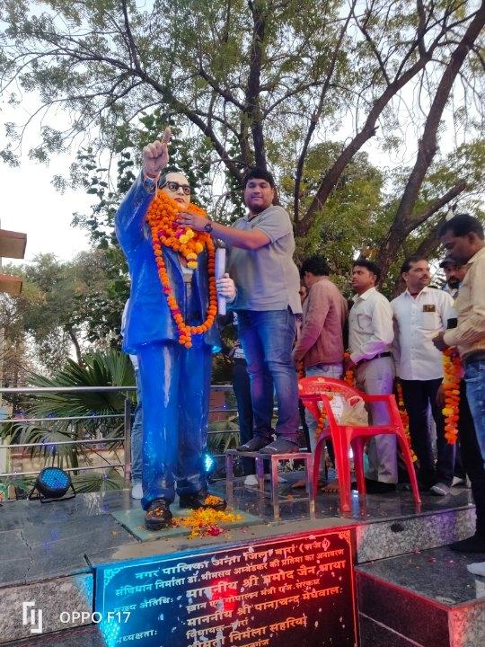 संविधान की प्रतिज्ञा लेकर मनाया 75 वा  संविधान दिवस ------  अंता (मातृभूमि न्यूज़ )--------------------------बारां जिले  अंता कस्बे की नगरपालिका परिसर मे स्तीत  भारत के संविधान निर्माता और बाबा साहेब के नाम से प्रसिद्ध डॉ भीम राव अम्बेडकर द्वारा बनाये संविधान के 75 वर्ष पूर्व होने के उपलक्षय मे अंता नगरपालिका के अधिशाषी अधिकारी अभय कुमार मीणा की अध्यक्षता मे संविधान दिवस मनाया गया प्राप्त जानकारी के अनुसार सर्वप्रथम संविधान निर्माता की मूर्ति पर माल्यार्पण किया गया उसके बाद प्रस्तावना की सभी को प्रतिज्ञा दिलाए गई | कार्यक्रम के दौरान अधिशाषी अधिकारी अभय कुमार मीणा ने कहा की भारत का संविधान विश्वास विश्व का सबसे मजबूत एवं बड़ा है यह देश की एकता अखंडता को बनाये रखता है कार्यक्रम मे भीम आर्मी के ज़िला महासचिव राकेश गोडाला,  जीतेन्द्र गोडाला, जगदीश पंवार, सुजीत, दिलीप, मोनू रेगर,भुवनेश रेगर,सोनू रेगर, देवी शंकर मेघवाल, गजेंद्र शांत, नरेंद्र मेघवाल, व्याख्याता कमल नारायण, हरि प्रकाश, धर्मराज मेघवाल, इशाक खान, अध्यापक हेमराज मेघवाल, एडवोकेट देशराज मेहरा, एडवोकेट के के मेघवाल, निर्दलीय पार्षद प्रेम शंकर सहित अन्य कई मौजूद रहे कार्यक्रम के अंत मे सभी को प्रसाद वितरण कर समापन किया गया