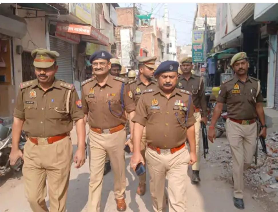 उरई जालौन न्यूज़ 
एस पी ने पुलिस बल के साथ उरई, व कालपी नगर मे फ्लैग मार्च निकाल कर सुरक्षा का एहसास कराया 
जालौन में जुम्मे की नमाज को लेकर प्रशासन अलर्ट: ड्रोन से रखी गई निगरानी, एसपी ने उरई मे मच्छर चौराहे से मैंन बजार होते हुए माहिल तालाब होते हुए बजरिया से कोतवाली पर समापन और कालपी में किया फ्लैग मार्च,
उरई जालौन - संभल के जामा मस्जिद सर्वे के दौरान विवाद हो गया था। जिसको लेकर जालौन जिला प्रशासन जुम्मे की नमाज के दौरान पूरी तरह के से सतर्क रहा। शुक्रवार को जालौन के पुलिस अधीक्षक डॉक्टर दुर्गेश कुमार ने उरई और कालपी नगर में फ्लैग मार्च निकाल कर आम जन को संदेश दिया।
इस दौरान पुलिस प्रशासन ने मस्जिदों के बाहर फ्लैग मार्च निकाला। साथ ही ड्रोन कैमरे से पूरे इलाके की निगरानी रखी। जिससे किसी प्रकार की कोई अप्रिय घटना न हो सके। आपको
बता दें कि कुछ दिन पहले संभल में सर्वे के दौरान बवाल हो गया था। जिसमें 4 लोगों की मौत हो गई थी। इसको लेकर पूरे प्रदेश को जुम्मे की नमाज को लेकर अलर्ट किया गया था। शुक्रवार को जुम्मे की नमाज को लेकर जालौन के पुलिस अधीक्षक डॉक्टर दुर्गेश कुमार ने मस्जिद के इलाकों में फ्लैग मार्च कर शांति एवं सुरक्षा व्यवस्था को सुद्रण बनाने हेतू फ्लैग मार्च किया। साथ ही अप्रिय घटनाओं को रोकने के लिए कड़ी सुरक्षा व्यवस्था की गई। एसपी ने पुलिस दल के साथ उरई और कालपी नगर क्षेत्र में व्यस्त बाजारों में फ्लैग मार्च किया। और सुरक्षा का एहसास कराया 
पुलिस अधीक्षक ने बताया कि जनपद में शांति पूर्ण ढंग से जुम्मे की नमाज अदा की गई। जगह-जगह मस्जिदों के आस पास ड्रोन कैमरे से निगरानी रखी गई। वही जालौन में एएसपी प्रदीप कुमार वर्मा ने भी फ्लैग मार्च किया। सी ओ सिटी उमेश चंद पांडेय, कोतवाली प्रभारी अजय ब्रह्म तिवारी सहित अन्य पुलिस बल मौजूद रहा।