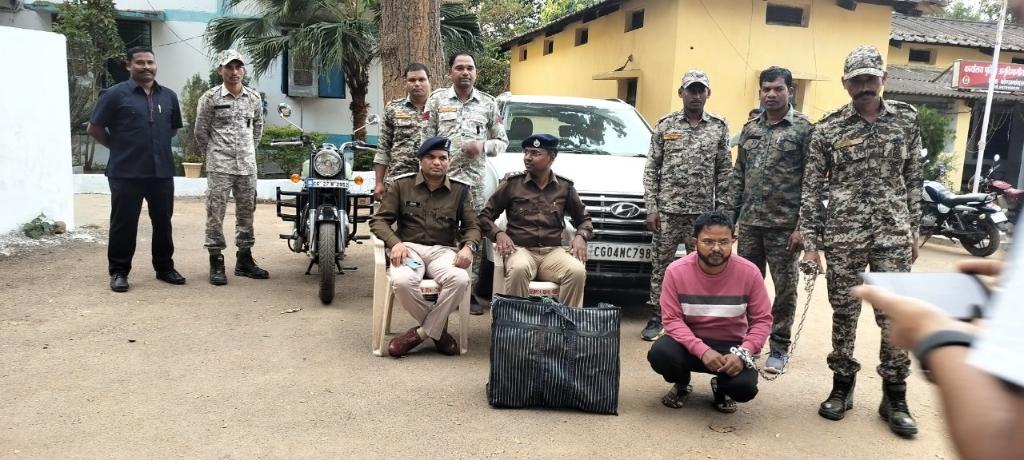 फरार मुख्य करोड़पति आरोपी सुब्रत राय को फरसगांव पुलिस ने किया गिरफ्तार हाई प्रोफाईल अंतर्राज्जीय गांजा तस्करी के श्रृंखला को किया गया ध्वस्त
फरसगांव - फरसगांव थाना क्षेत्र अंतर्गत पुलिस अधीक्षक कोण्डागांव वाय. अक्षय कुमार के निर्देशन, अतिरिक्त पुलिस अधीक्षक कौशलेन्द्र देव पटेल के मार्गदर्शन में तथा पुलिस अनुविभागीय अधिकारी फरसगांव अनिल विश्वकर्मा के पर्यवेक्षण में थाना फरसगांव पुलिस के द्वारा थाना क्षेत्र में अवैध रूप से सट्टा, जुआ पर अंकुश एवं गांजा पर बड़ी कार्यवाही करते हुए दिनांक 30.11.2024 को जरिए मोबाईल फोन से मुखबीर के सूचना प्राप्त हुआ कि उड़ीसा, माकड़ी, चिचाड़ी की ओर से रायपुर की ओर जा रही एक रायल इनफिल्ड मोटर सायकल क्रमांक सी.जी. 27 एन. 2952 में अवैध मादक पदार्थ गांजा का परिवहन किया जा रहा है। कि सूचना पर मेन रोड एन.एच. 30 चिचाड़ी जाने वाली रास्ता तालाब के पास में नाकेबंदी की गई जो मुखबीर के बताए अनुसार एक रायल इनफिल्ड मोटर सायकल क्रमांक सी.जी. 27 एन. 2952 को रोककर हमराह स्टाफ के तलाशी ली गई जो बुलेट मोटर सायकल के पीछे एक काल रंग के बैग के अन्दर में 08 पैकेट गांजा मिला चालक से पूछताछ करने पर अपना नाम सुब्रत राय पिता ठाकुर राम राय उम्र 40 वर्ष निवासी बाजार पारा फरसगांव का रहने वाला बताया। जिनके कब्जे से गांजा कुल 23.68 किलोग्राम कीमती 02 लाख 30 हजार रूपये एवं बुलेट मोटर सायकल कीमती 01 लाख 50 हजार रूपये एवं गांजा तस्करी कर प्राप्त अवैध धन से खरीदे गए क्रेटा कार 11 लाख रूपये कुल जुमला रकम 14 लाख 80 हजार को अपराध क्रमांक 165/2024 धारा 20 बी एनडीपीएस एक्ट में जप्त किया गया तथा थाना फरसगांव के अपराध क्रमांक 57/2024 एनडीपीएस एक्ट की धारा 20 बी में जप्त एक ट्रक व 1 क्विटल 10 किलो ग्राम गांजा का घटना दिनांक से फरार आरोपी सुब्रत राय दिनांक 30.11.2024 को गिरफ्तार कर तथा अन्य राज्यों में  निम्न अनुसार है। 1.उत्तर प्रदेश के 01 प्रकरण 2. छत्तीसगढ़ के 02 प्रकरण 03. आन्ध्रप्रदेश 01 प्रकरण के सालों से फरार मुख्य करोड़पति आरोपी सुब्रत राय को किया गया गिरफ्तार उक्त कार्यवाही में थाना प्रभारी संजय सिन्दे, सउनि सुरेन्द्र बघेल, सउनि. पिताम्बर कठार, आर. कृष्ण कुमार सोनवानी, फरसुराम मरकाम, बासुराम मरकाम, मनोज कुमार वट्टी की महत्वपूर्ण भूमिका रही है।