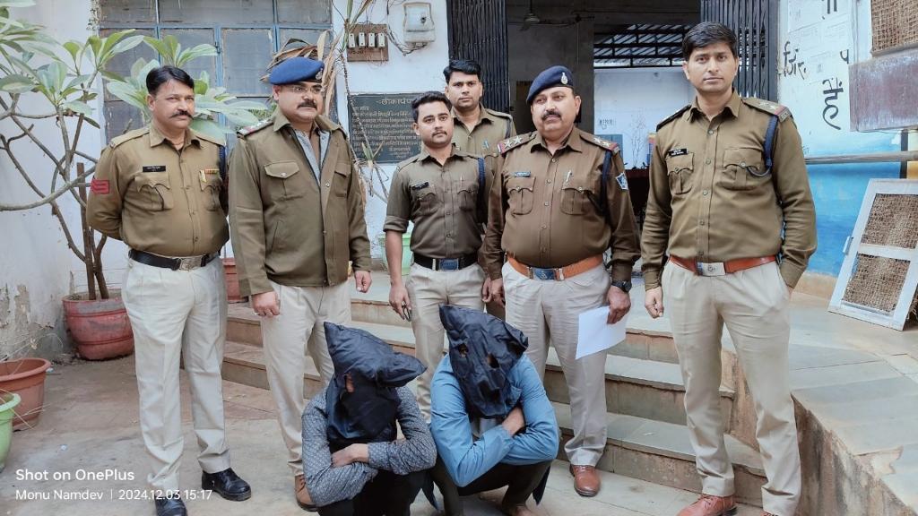 *लूट के मामले मे शिवपुरी पुलिस की कार्यवाही, पुलिस थाना कोतवाली द्वारा शहर में लूट की घटना को अंजाम देने वाले आरोपियों को 24 घण्टे के अंदर किया गिरफ्तार कर लूटा हुआ माल किया बरामद ।*
शिवपुरी कोतवाली पर फरियादी पीयूष गोस्वामी नि० नवाब साहब रोड शिवपुरी ने रिपोर्ट दर्ज कराई की किया कि जब वह अपने दोस्त राहुल परिहार के साथ फतेहपुर तिराहा सरस्वती विद्यापीठ स्कूल की तरफ कार से जा रहे थे तभी अज्ञात दो व्यक्तियो ने कार रोककर चाकू की नोक पर धमकाकर आईफोन मोबाइल, सोने की चैन 3 तोला कुल कीमती 250000रु. की लूट कर भाग गये अपराध की गंभीरता को देखते हुये अज्ञात आरोपीगण को शीघ्र पकडने हेतु पुलिस अधीक्षक  अमन सिंह राठौड के निर्देशन में कोतवाली टीआई कृपाल सिंह राठौड
व्दारा अज्ञात आरोपियों की गिरफ्तारी हेतु अलग-अलग टीमें बनायी गयी एवं शहर के विभिन्न स्थानो के 50 से अधिक सीसीटीव्ही कैमरे चैक किये गये एवं आरोपी के मूवमेन्ट का पता किया गया जो घटना को क्रमबध्द जोडकर कडी-कडी से तैयार की गयी । दिनांक 02.12.24 को मुखबिर सूचना के आधार पर मटका पार्क के सामने फतेहपुर रोड शिवपुरी से आरोपीगण पवन रजक पुत्र दयाराम रजक उम्र 27 साल नि0 फतेहपुर एवं राहुल उर्फ लल्ला जाटव पुत्र रामसिंह जाटव उम्र 20 साल नि0 फतेहपुर को गिर० किया गया आरोपीगण व्दारा उक्त घटना घटित करना स्वीकार किया एवं आरोपीगण से घटना में प्रयुक्त एक चाकू एवं लूटे गये आईफोन मोबाइल व सोने की चैन 3 तोला कुल कीमती 250000रु को जप्त किया गया व गिर0 आरोपीगणो से अन्य अपराधो के संबंध में पूछताछ की जा रही है थाना कोतवाली पुलिस व्दारा आरोपगण को 24 घण्टे के अन्दर गिरफ्तार कर
लूटा गया पूरा माल बरामद किया गया है।