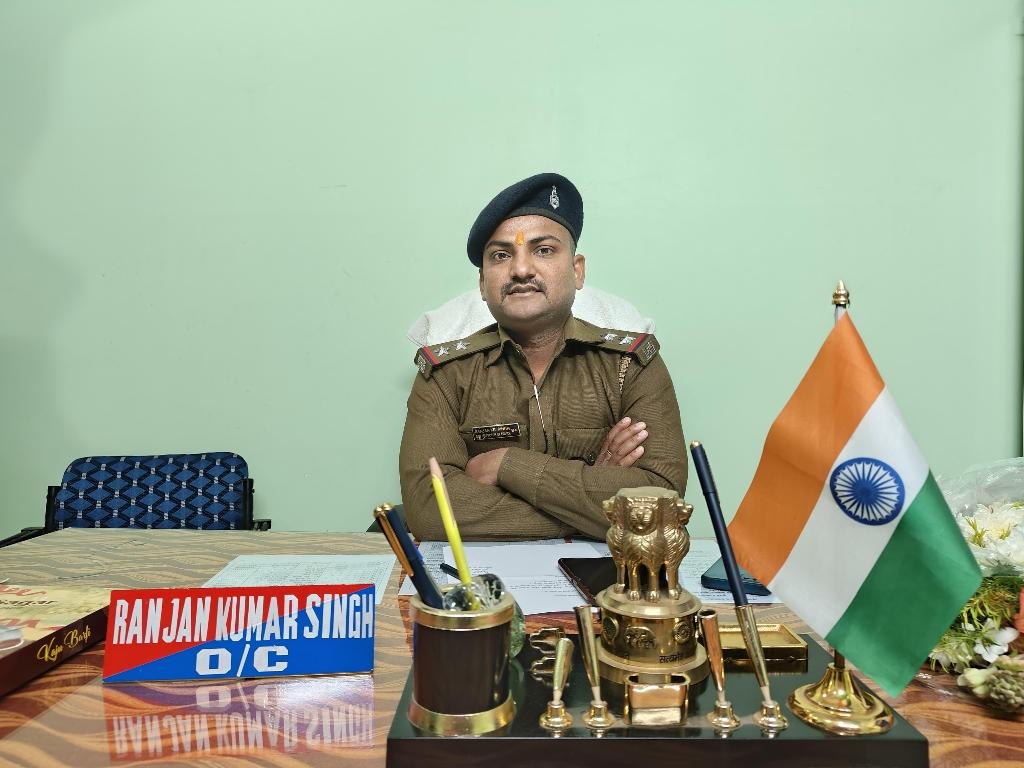 पुलिस अधीक्षक ने कई थाना प्रभारी को किया इधर से उधर
---
पाकुड़ -एसपी प्रभात कुमार ने जिला जिला के हिरणपुर महेशपुर और लिट्टीपाड़ा के थाना प्रभारी को पुलिस केंद्र में पदस्थापित कर दिया है वहीं इन तीन थानों में नए थाना प्रभारी को पदभार दिया गया है। इस बाबत बताया गया कि हिरणपुर थाना प्रभारी नवीन कुमार और महेशपुर थाना प्रभारी सनी सुप्रभात को पुलिस केंद्र पाकुड़ भेजा गया है जबकि लिट्टीपाड़ा थाना प्रभारी रंजन कुमार सिंह को हिरणपुर का थाना प्रभारी प्रस्थापित किया गया है। वही नगर थाना के पुलिस और निरीक्षक विक्रम कुमार को महेशपुर थाना प्रभारी तथा नगर थाना में ही पदस्थापित पुलिस और निरीक्षक अभिषेक कुमार को लिट्टीपाड़ा का थाना प्रभारी बनाया गया है। पिछले कई दिनों से थाना प्रभारी के पदस्थापन को लेकर चर्चा चल रही थी और शुक्रवार को एसपी प्रभात कुमार के द्वारा यह आदेश जारी कर दिया गया है। वही पुलिस अधीक्षक के निर्देश के आलोक में लिट्टीपाड़ा के थाना प्रभारी रंजन कुमार सिंह ने हिरणपुर थाना पहुंचकर अपना पदभार ग्रहण कर लिया. पदभार ग्रहण करते ही थाना प्रभारी श्री सिंह ने कहा कि  क्षेत्र को अपराध मुक्त करना मेरी प्राथमिकता रहेगी। इसमे आमलोगों की सहयोग की आवश्यकता है। पुलिस -पब्लिक सम्बन्धो को मजबूत की जाएगी।  आमलोगों से सीधे रूबरू होकर समस्याओ पर त्वरित करने का प्रयास किया जाएगा। लोग अपने समस्याओ को लेकर बेहिचक थाना आकर अपनी अपनी समस्याओं को रख सकते है। क्षेत्र में अवैध कारोबार किसी भी हालात में चलने नही दी जाएगी। इस मौके पर सभी पुलिस पदाधिकारी उपस्थित थे।