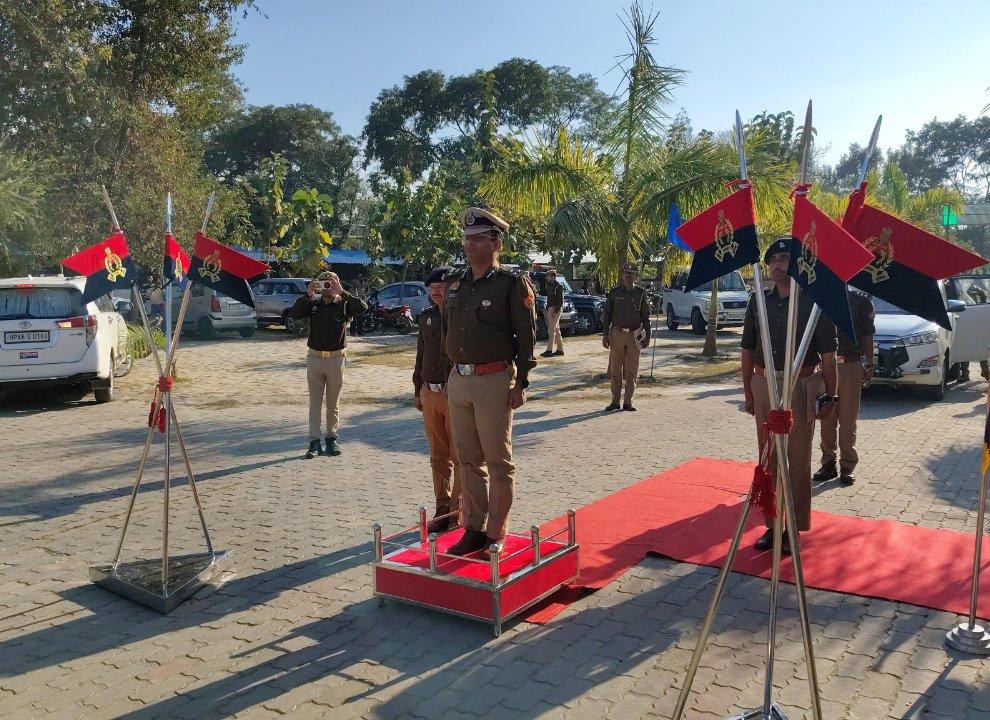 *👉पुलिस उप महानिरीक्षक देवीपाटन परिक्षेत्र गोण्डा द्वारा जनपद श्रावस्ती का भ्रमण-*
*👉भ्रमण के दौरान पी0सी0एस0 प्रारंभिक परीक्षा-2024 हेतु जनपद में बनाए गए परीक्षा केन्द्रो का निरीक्षण कर लिया जायजा, सीसीटीवी कैमरे एवं पुलिस की कड़ी निगरानी में संपन्न कराई जाएगी पी0सी0एस0 परीक्षा*- 
*👉पुलिस कार्यालय सभागार में समस्त थाना प्रभारियों, अधि/कर्मचारीगणों के साथ की गयी अपराध समीक्षा गोष्ठी-*
आज दिनांक 21.12.2024 को पुलिस उप महानिरीक्षक श्री अमित पाठक देवीपाटन परिक्षेत्र गोण्डा के जनपद में आगमन पर तहसील इकौना मे जिलाधिकारी व पुलिस अधीक्षक द्वारा पुष्प गुच्छ प्रदान कर स्वागत किया गया। 
इस दौरान महोदय द्वारा संपूर्ण समाधान दिवस के अवसर पर तहसील इकौना पर फरियादियों की समस्याओं को सुना गया तथा गुणवत्तापूर्ण निस्तारण हेतु संबंधित को निर्देशित किया गया।
तत्पश्चात पी0सी0एस0 प्रारंभिक परीक्षा-2024 के त्रुटिहीन आयोजन हेतु परीक्षा केंद्र जगतजीत इंटर कॉलेज, इकौना व अलक्षेन्द्र इंटर कॉलेज कस्बा भिनगा का जिलाधिकारी व पुलिस अधीक्षक जनपद श्रावस्ती के साथ निरीक्षण किया गया। कंट्रोल रूम, कक्षों आदि का निरीक्षण कर संबंधित अधिकारियों/आयोजकों को परीक्षा सकुशल सम्पन्न कराये जाने हेतु आवश्यक निर्देश दिये गये। परीक्षा केंद्र पर बनाए गए कंट्रोल रूम में पहुँचकर सीसीटीवी कैमरों की भी जांच की। केन्द्र व्यवस्थापकों को निर्देश दिया गया कि परीक्षा केन्द्र के अन्दर किसी भी प्रकार के इलेक्ट्रॉनिक गैजेट्स ले जाना पूर्ण रूप से प्रतिबंधित है, इसका पूर्णतय: ध्यान रखा जाए।
पुलिस उपमहानिरीक्षक महोदय के जनपद श्रावस्ती आगमन पर पुलिस अधीक्षक कार्यालय में सम्मान गार्द द्वारा सलामी दी गई।      
तत्पश्चात् उपमहानिरीक्षक द्वारा पुलिस कार्यालय सभागार में समस्त थाना प्रभारियों व अन्य अधि0/कर्मचारीगण की गोष्ठी की गयी। गोष्ठी के दौरान जनपद में आगामी त्योहारों के दृष्टिगत शांति एवं कानून व्यवस्था बनाए हेतु गोष्ठी की गयी, जिसमें महोदय द्वारा सर्वप्रथम सभी भीड़-भाड़ वाले स्थानों पर मिशन शक्ति फेज 5 के तहत समस्त थाना की महिला शक्ति टीम द्वारा बीट क्षेत्र में जाकर इस समय चल रहे अभियान के अन्तर्गत जागरुकता फैलाने, नियमित रूप से चेकिंग हेतु निर्देशित किया गया तथा नशा मुक्त अभियान चलानें ,आपरेशन क्लीन के तहत अवैध वाहनों की नीलामी करनें ,अवैध कच्ची शराब के निर्माण, भंडारण, परिवहन, बिक्री पर प्रभावी नियंत्रण लगाने, चोरी व लूट की घटनाओं की रोकथाम हेतु रात्रि गश्त व क्षेत्र भ्रमण करने, लंबित जनशिकायत एवं आई0जी0आर0एस0 प्रार्थना पत्रों की गुणवत्तापूर्ण एवं समयबद्ध निस्तारण करने हेतु कड़े निर्देश दिए गये।
साम्प्रदायिक भावना भड़काने वालों/असामाजिक तत्वों के विरुद्ध कड़ी कार्यवाही करने व छोटी से छोटी बातों का संज्ञान लेने, सोशल मीडिया पर निगरानी रखने हेतु निर्देश दिया गया। लंबित विवेचनाओं, विशेषकर अनावरित अभियोगो के निस्तारण,  वांछित अभियुक्तों,  इनामिया, जिलाबदर, एन0बी0डब्ल्यू0 के विरूद्ध अभियान चलाकर गिरफ्तारी करने व शातिर अपराधियों के विरुद्ध गुण्डा, गैगेस्टर आदि की कार्यवाही करने के निर्देश दिये गये 
पुलिस उपमहानिरीक्षक द्वारा थाने पर पुलिसकर्मियों को क्षेत्र में प्रभावी पैदल गस्त करने, समय से रात्रि गस्त में जाने तथा लम्बित विवेचनाओं को समय से निस्तारित करने तथा थाना स्तर पर प्राप्त होने वाले शिकायती प्रार्थना पत्रों की जाँच कराकर उनमें त्वरित व गुणवत्तापूर्ण कार्यवाही करने के निर्देश दिये गये।
इस दौरान पुलिस अधीक्षक श्री घनश्याम चौरसिया, क्षेत्राधिकारी नगर श्री संतोष कुमार, क्षेत्राधिकारी इकौना श्री सतीश कुमार शर्मा प्रतिसार निरीक्षक श्री अखिलेश कुमार सहित अन्य पुलिस अधि0/कर्मचारीगण उपस्थित रहे ।