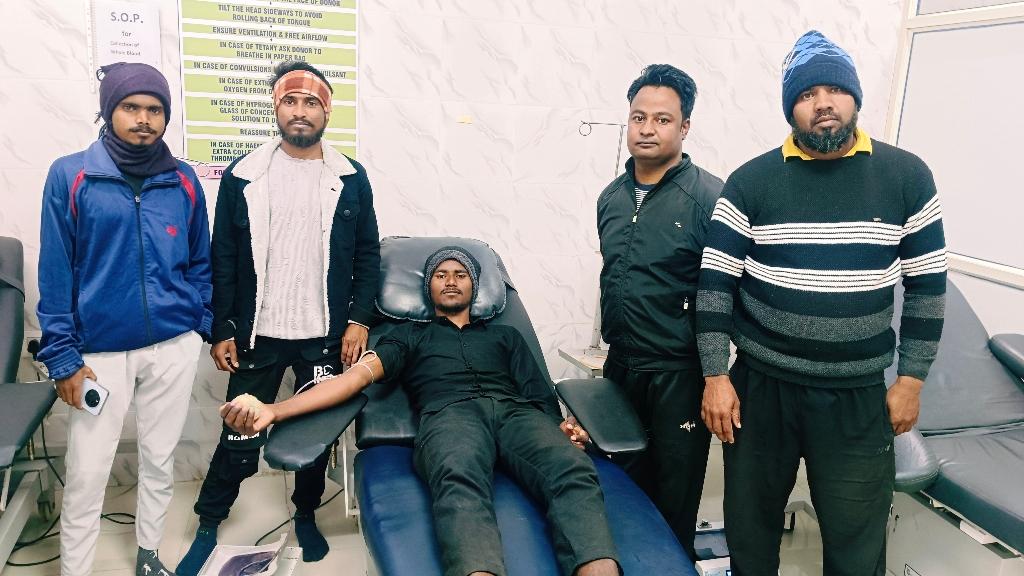 #रक्तदान_महादान_इससे_बड़ा_ना_कोई_दूजा_दान PVM 
🩸🩸🩸
आज PVM BLOOD DONORS CLUB द्वारा 2 थैलेसीमिया पीड़ित बच्चों को खून उपलब्ध करवा दिया गया।
1. 8 वर्षीय अमित यादव 🅱️+ सा. बनासो, विष्णुगढ़ के लिए PVM BLOOD DONORS CLUB के रक्तदाता प्रदीप कुमार दास सा. खुटरा,कटकमसांडी ने किया रक्तदान।
2. 7 वर्षीय अलीशा किस्कू 🅰️+ सा.विष्णुगढ़ के लिए PVM BLOOD DONORS CLUB के नियमित गुप्त रक्तदाता ने किया रक्तदान।
PVM BLOOD DONORS CLUB की ओर से उपरोक्त दोनों रक्तयोद्धाओं को दिल की गहराईयों से SALUTE एवं हाथ जोड़कर सलाम!!!
ऐसे रक्तवीरों से #हजारीबाग जिला के अन्य युवकों को प्रेरणा लेकर थैलेसीमिया पीड़ित बच्चों के लिए सदैव आगे बढ़ चढ़कर रक्तदान करना चाहिए।
इस पुनीत कार्य में मंच के मो.आरिफ,इंजमामुल हक भारती, अल्ताफ रजा एवं अरविंद कुमार ने अपनी उपस्तिथि ब्लड बैंक में दर्ज  कराए और PVM को गौरांवित किए।
#DonateBloodSaveLife #thalaesimia #sbmch #pvm_blood_donors_club #follower #jharkhand #hazaribagh #highlight