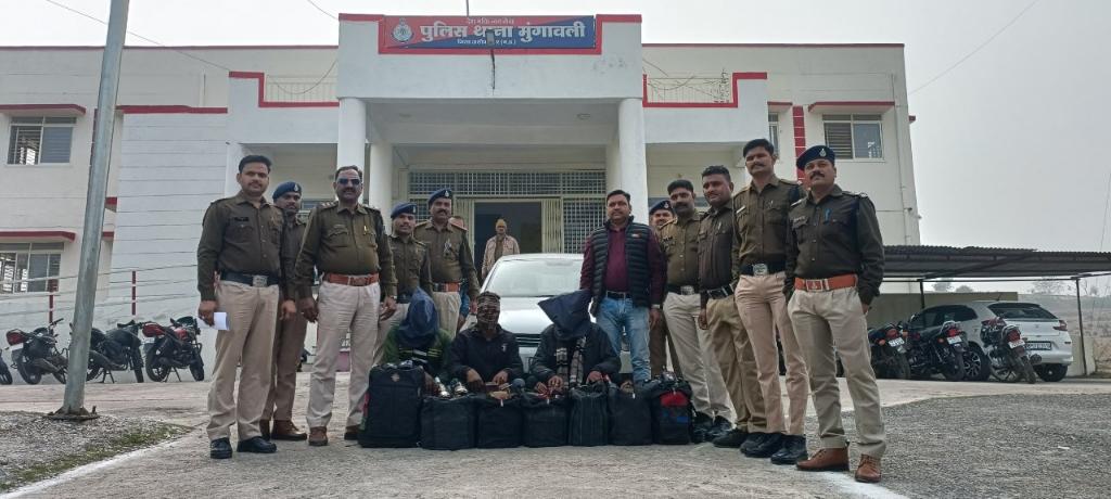 मुंगावली पुलिस को मिली बड़ी सफलता लाखों रुपए कीमत की अंग्रेजी शराब के साथ तीन आरोपियों को किया गिरफ्तार
अलीम डायर अशोकनगर मुंगावली। तीन आरोपी अवैध रूप से अंग्रेजी शराब ले जाते पाये गये आरोपिओ के कब्जे से कुल 90 लीटर अंग्रेजी शराब कीमती 1,05,000 रूपये एवं घटना में प्रयुक्त एक पोलो गाडी क्रमांक DL10CC1961 कीमती 5,00000 रूपये सहित मुंगावली पुलिस द्वारा जप्त कर अपराध पंजीबद्ध कर विवेचना मे लिया गया।
घटना दिनांक 25.12.24 को थाना प्रभारी मुंगावली गब्बर सिंह गुर्जर को आरोपी धर्मेन्द्र अपने दो अन्य साथियों के साथ पालो गाडी क्रमांक DL10CC1961 से अवैध रूप से अंग्रेजी शराब बीना से अशोकनगर ले जाने की सूचना प्राप्त हुई। थाना प्रभारी द्वारा तत्काल उक्त वाहन की तलाशी हेतु उनि० भुवनेश को निर्देशित करी टीम के साथ रवाना किया गया। उक्त वाहन मजिस्ट्रेट कालोनी के सामने पिपरई रोड पर मिला जिसे रोका तो आरोपीगण द्वारा अपने वाहन को भगाने का प्रयास किये जिसको फोर्स की मदद से घेरा बंद करके रोका। जिसमें बैठे लोगो से नाम पता पूछा उन्होने अपने अपने नाम 1. धर्मेन्द्र जैन पुत्र प्रकाशचंद जैन उम्र 48 साल निवासी शांतिनगर अशोकनगर 2. धर्मवीर ओझा पुत्र थान सिंह ओझा उम्र 27 साल निवासी पठार मोहल्ला अशोकनगर 3. मनीष पुत्र मांगलाल ग्वाल उम्र 19 साल निवसी बजरिया मोहल्ला अशोकनगर के होना बताये। पालो गाडी क्रमांक DL10CC1961 की तलाशी ली जिसमें काले रंग के बैगो मे 36 बोतलें ओल्ड मोंग, 48 बोतलें रॉयल चैलेंजर, 12 बोतलें सिगनेचर, 12 बोतलें ब्लेंडर, 12 बोतलें बाकार्डी जिसमें कुल 90 लीटर अंग्रेजी शराब होना पाया गया। आरोपीगणो से उक्त शराब को लाने ले जाने के संबंध में कागजात चाहे तो कोई दस्तावेज पेश नही किये। अवैध रूप से ले जाना पाया जाने से आरोपीगणो के कब्जे से अंग्रेजी शराब कुल 90 लीटर एवं पोलो गाडी कीमती मशरूका कुल 6,05,000 रूपये का जप्त कर आरोपीगण को गिरफ्तार कर गिरफ्तारी पंचनामा तैयार किये। आरोपीगण के विरूद्ध अपराध क्रमांक 438/24 धारा 34 (2) आबकारी एक्ट का अपराध पंजीबद्ध कर विवेचना मे लिया गया। आरोपीगण को माननीय न्यायालय मुंगावली पेश किया जा रहा है।
श्रीमान पुलिस अधीक्षक महोदय श्री विनीत कुमार जैन द्वारा जिले मे अवैध शराब बिक्री पर कार्यवाही हेतु जिले के सभी थाना प्रभारियों को निर्देशित किया गया। श्रीमान अति०पुलिस अधीक्षक महोदय श्री गजेंद्र सिंह कंवर के मार्ग दर्शन मे श्रीमान एसडीओपी महोदय सनम बी खान के निर्देशन मे थाना प्रभारी मुंगावली गब्बर सिंह गुर्जर द्वारा तत्काल टीम गठित कर उपनिरीक्षक भुवनेश शर्मा के साथ अवैध शराब परिवहन कर ले जाने वाले तीन व्यक्तियों पर कार्यवाही गई है।
सराहनीय भूमिका निरीक्षक गब्बर सिंह गुर्जर, उनि० भुवनेश शर्मा, सउनि देव सिंह, सउनि० कान सिंह, आर० विष्णु प्रजापति, आर० दीपक यादव, आर० मुवेल, आर० दीपेंद्र लोधी, आर० रविकांत शर्माद्व आर० रामकिशन जाटव, आर० चालक ओपेंद्र गुर्जर की महत्वपूर्ण भूमिका रही है।