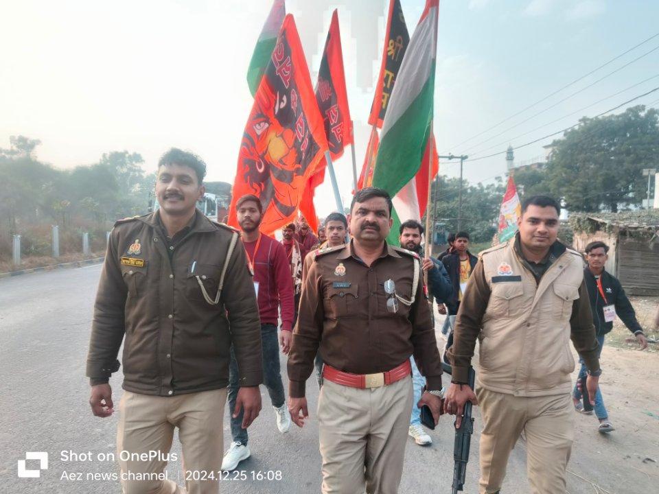 द्वितीय सनातन धर्म पद यात्रा का हुआ भव्य स्वागत 
ब्यूरो चीफ विशाल गुप्ता 
बाराबंकी जनपद में न्यू बस स्टैण्ड मेजर पेट्रोल पंप के पास सनातन धर्म पद यात्रा का किया गया भव्य स्वागत व पैदल यात्राओं को विश्राम के साथ तैहरी भोज का आयोजन किया गया यात्रा की अध्यक्षता महन्त लल्ला बाबा ने कहा यह यात्रा मां सिद्धिदात्री छोहरीया माता मंदिर चिनहट लखनऊ से चल कर अयोध्या धाम तक जाएगी इस यात्रा का उद्देश्य यहां है भारत का हिन्दू करें पुकार और हिन्दू राष्ट्र करे सरकार के नारों के साथ भारत के हिन्दूओं को  जगाने के लिए यह यात्रा निकाली गई जिसमें लखनऊ बाराबंकी सफदरगंज आदि जगहों के सनातन धर्म प्रेमी व हल्का प्रभारी सफदरगंज मो राशिद खां ऋषभ सिंह चंदेल, निरंजन सिंह आदि पुलिस बल मौजूद रहा