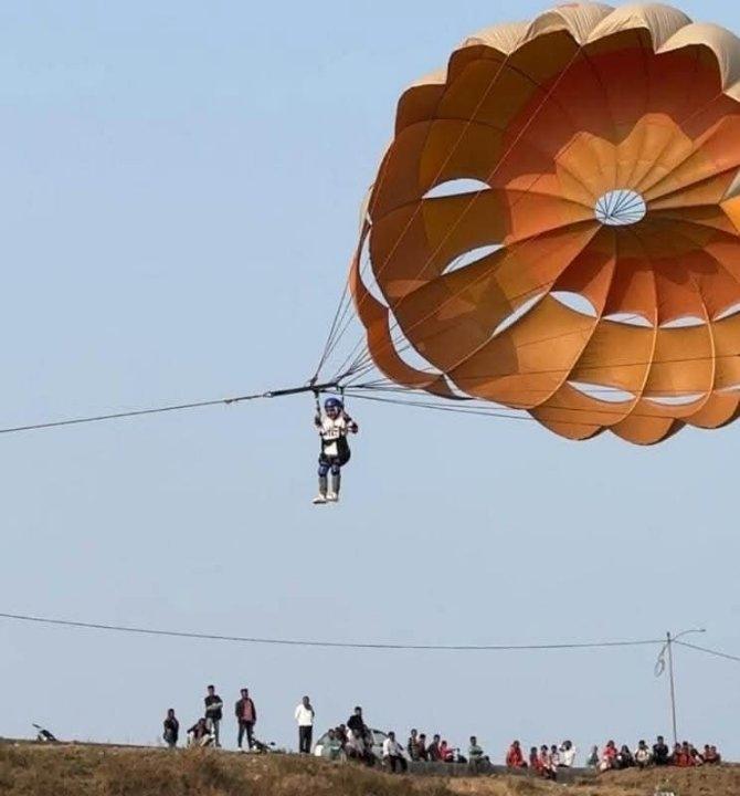 असीम खान 
छिंदवाड़ा
छिंदवाड़ा जल महोत्सव के बीच नए साल पर पर्यटकों को मिली बड़ी सौगात
जिला प्रशासन व मध्यप्रदेश टूरिज्म बोर्ड के सयुंक्त तत्वावधान में आयोजित छिंदवाड़ा जल महोत्सव में पर्यटकों के आने का सिलसिला लगातार जारी है। बुधवार को जल महोत्सव में हजारों पर्यटकों ने शामिल होकर वॉटर व एयर एक्टिविटी का लुफ़्त उठाया। जल महोत्सव के बीच छिंदवाड़ा और आस-पास के जिलों के लिए अच्छी खबर यह है कि जल महोत्सव निरंतर चलता रहेगा व माचागोरा बोट क्लब पर जेट्स्की, बनाना बोट सहित अन्य गतिविधियां साल भर जारी रहेंगी। साथ ही नए वर्ष के अवसर पर यहां टेंट सिटी भी लगी हुई है, जिसमें नाइट स्टे किया जा सकता है। पर्यटकों के लिए यहाँ मनोरंजन और देसी भोजन का विशेष इंतजाम हमेशा रहेगा।  जिले के हजारों पर्यटकों ने माचागोरा जल क्षेत्र में पहुंचकर न सिर्फ वॉटर एक्टिविटी में भाग लिया बल्कि यहां बिक रहे पकवानों का स्वाद लिया और बच्चों ने खिलौने खरीदे।छिन्दवाड़ा जल महोत्सव को लेकर छोटे बच्चों में भी उत्साह देखने को मिला।
छिन्दवाड़ा जल महोत्सव में आज 5 वर्षीय शिजान फैज ने उत्साहपूर्वक पैरासेलिंग की।