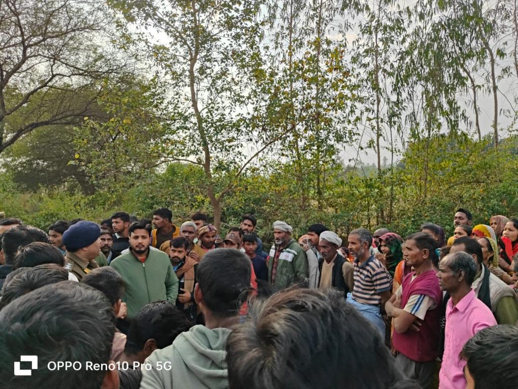 हाई टेंशन लाईन की चपेट में आने से युवक की मौत.....
भरावन, अतरौली। अतरौली थाना क्षेत्र के 25 वर्षीय युवक की विद्युत लाईन की चपेट मे आने से मौत हो गई 
जानकारी के अनुसार परसा मोहद्दीपुर निवासी अनुपम मिश्रा पुत्र हरिशंकर मिश्रा  25 वर्षीय युवक शनिवार को परीक्षा केंद्र रघुनंदन सिंह पी जी कॉलेज से वापस जा रहा था तभी अचानक जगसरा से परसा मार्ग पर 11000 हाइटेंशन विद्युत लाईन टूटी पड़ी थी जिसकी चपेट मे आने से  झुलस कर अनुपम की मौके पर ही मौत हो गई सूचना पाते ही परिवार में कोहराम मच गया। अनुपम तीन भाई और चार बहन है जिसमें मृतक सबसे छोटा था।