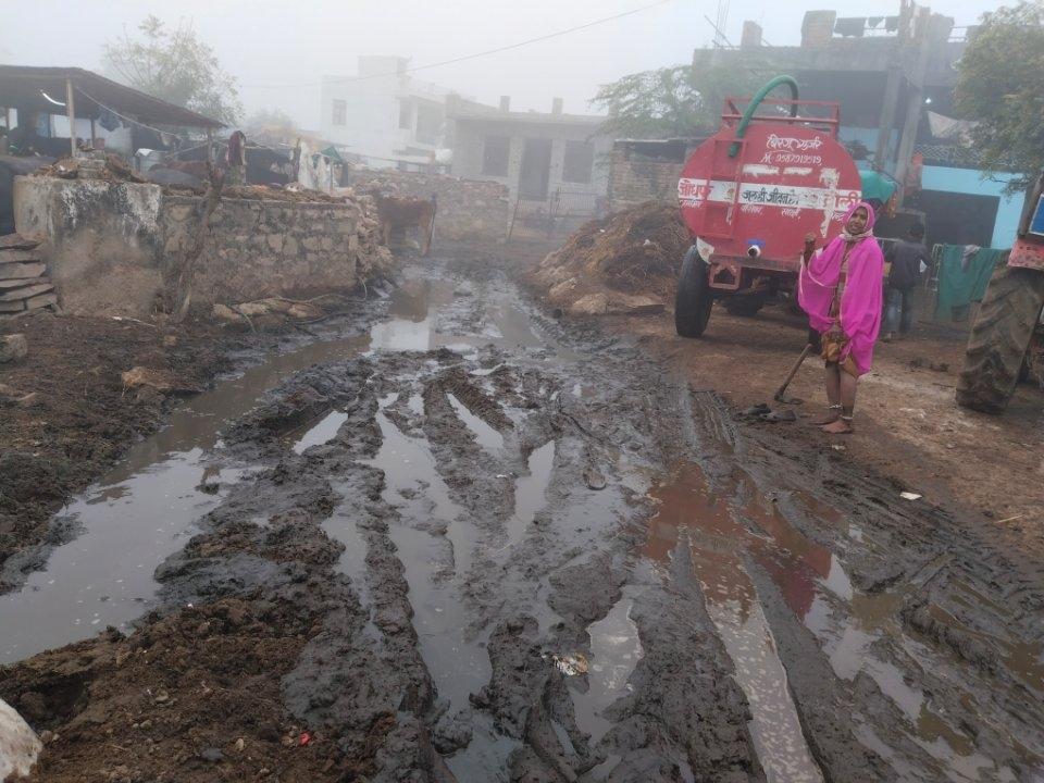 कोटा: वार्ड नंबर 07 का नज़ारा है जो कि रावतभाटा रोड स्थित दौलतगंज का है, न रोड है और न ही नाली जिसकी वजह से आने जाने वाले लोग अक्सर इस में गिर कर चोटिल हो रहे हैं, कोई देखने वाला नहीं है! जबकि ये कोटा नगर निगम दक्षिण के वार्ड नंबर: 07 में आता है !