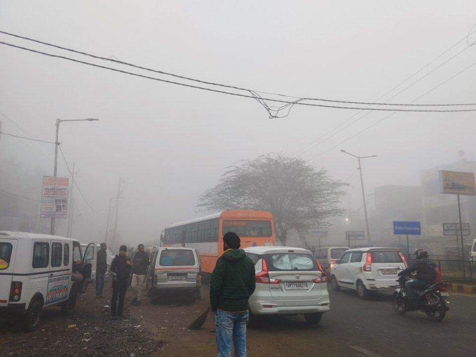 कानपुर नगर उत्तर भारत में कोहरे का कहर जारी। अब आई है ठंड की बारी । जगह-जगह लग रहे जाम कोहरे के कारण यातायात में आ रही रुकावट ।जगह-जगह लग रहे हैं जाम ।यात्री इधर से उधर जाने के लिए है परेशान। ठंड है मस्त पक्षी है पस्त।