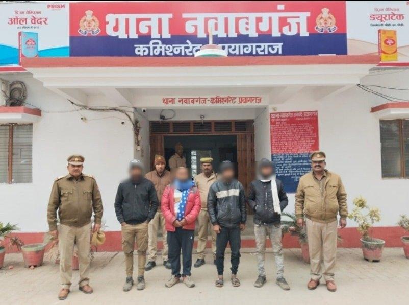 थाना नवाबगंज पुलिस टीम द्वारा पशु क्रुरता करने वाले 04 अभियुक्त गिरफ्तार, कब्जे से 05 ट्रकों में 67 भैंस, 01 मृत भैंस, 03 लंगड़ी भैंस, 03 भैंसा व कूटरचित वाहन दस्तावेज बरामद
नवाबगंज प्रयागराज 
जनपद प्रयागराज के पुलिस आयुक्त व अतिरिक्त पुलिस आयुक्त के निर्देशन में अपराध एवं अपराधियों के विरुद्ध चलाये जा रहे अभियान के क्रम में पुलिस उपायुक्त गंगानगर के कुशल पर्यवेक्षण में व सहायक पुलिस आयुक्त सोरांव के कुशल नेतृत्व में गंगानगर-जोन के थाना नवाबगंज पुलिस टीम द्वारा दिनांक-05.01.2025 को पशु क्रुरता करने वाले 04 अभियुक्त 1. तौकीर अहमद पुत्र शहजादे अहमद निवासी ग्राम ननवई गूलामी पुर थाना कोखराज जनपद कौशाम्बी 2. मो0 गुफरान पुत्र रियाज हसन निवासी ग्राम गोविन्द पुर गोरियो थाना सैनी जनपद कौशाम्बी 3. मो0 अख्तर पुत्र मुर्तजा खान निवासी ग्राम शेरघाटी थाना शेरघाटी जनपद गया बिहार 4. आविद राईन पुत्र साबिर राईन निवासी ग्राम बाजार मोहल्ला उसिया थाना दिलदारनगर जनपद गाजीपुर को थाना नवाबगंज क्षेत्रान्तर्गत ग्राम धरणी-धर का पुरा के पास से 05 ट्रकों में लदे 67 भैंस, 01 मृत भैंस, 03 लंगड़ी भैंस, 03 भैंसा व कूटरचित वाहन दस्तावेज के साथ गिरफ्तार किया गया । उक्त गिरफ्तारी/बरामदगी के आधार पर थाना नवाबगंज पर मु0अ0सं0-08/2025 धारा-319(2)/318(4)/338/336(3)/340(2)/61(2)(क) भा0न्या0सं0 व 11 पशु क्रूरता निवारण अधिनियम पंजीकृत कर नियमानुसार अग्रिम विधिक कार्यवाही की गयी ।
*घटना का संक्षिप्त विवरण-*
गिरफ्तार अभियुक्तों ने पूछताछ पर बताया कि कूटरचना कर वाहन/ट्रकों के दस्तावेजों को तैयार किया जाता है, जिससे पशुओं(भैंसों) को वध करने हेतु एक जनपद से दुसरे जनपद ले जाया जाता है । असद उर्फ अरसद, अरमान कुरैशी, अहमद, मोबिन उर्फ अकील द्वारा पशुओं से लदे ट्रकों को पुलिस के पकड़े जाने से बचने के लिये आगे-आगे चलकर लोकेशन दिया जाता था जिससे हम लोग आराम से निकल जाते थे, जिसके एवज में हम लोगों द्वारा 2000/- रूपये प्रति चक्कर दिया जाता था । चेकिंग दौरान उपरोक्त अभियुक्तों के कब्जे से 05 ट्रकों में लदे 67 भैंस, 01 मृत भैंस, 03 लंगड़ी भैंस, 03 भैंसा व कूटरचित वाहन दस्तावेज की बरामदगी की गयी, जिसके सम्बन्ध में थाना नवाबगंज पर मु0अ0सं0-08/2025 उपरोक्त पंजीकृत किया गया । 
*गिरफ्तार अभियुक्तों का विवरण-* 
1. तौकीर अहमद पुत्र शहजादे अहमद निवासी ग्राम ननवई गूलामी पुर थाना कोखराज जनपद कौशाम्बी, उम्र करीब 40 वर्ष ।
2. मो0 गुफरान पुत्र रियाज हसन निवासी ग्राम गोविन्द पुर गोरियो थाना सैनी जनपद कौशाम्बी, उम्र करीब 23 वर्ष ।
3. मो0 अख्तर पुत्र मुर्तजा खान निवासी ग्राम शेरघाटी थाना शेरघाटी जनपद गया बिहार, उम्र करीब 24 वर्ष । 
4. आविद राईन पुत्र साबिर राईन निवासी ग्राम बाजार मोहल्ला उसिया थाना दिलदारनगर जनपद गाजीपुर, उम्र 25 वर्ष ।
*पंजीकृत अभियोग का विवरण-* 
मु0अ0सं0-08/2025 धारा-319(2)/318(4)/338/336(3)/340(2)/61(2)क व 11 पशु क्रूरता निवारण अधिनियम थाना नवाबगंज कमिश्नरेट प्रयागराज ।
*बरामदगी का विवरण-*
* 67 भैंस, 01 मृत भैंस, 03 लंगड़ी भैंस व 03 भैंसा ।
* 05 ट्रक (वाहन सं0- 1. UP73A7080(कूटरचित) 2. UP63T1830 3. JH02AC8416 4. UP70CT6008 5. UP61T4625 )
*गिरफ्तारी/बरामदगी करने वाली पुलिस टीम-* 
1. प्र0नि0 अनिल कुमार मिश्र, थाना नवाबगंज कमिश्नरेट प्रयागराज ।  
2. उ0नि0 सुन्दर श्याम दुबे, थाना नवाबगंज कमिश्नरेट प्रयागराज । 
3. उ0नि0 अतुल वर्मा, थाना नवाबगंज कमिश्नरेट प्रयागराज । 
4. उ0नि0 अतुल वर्मा, थाना नवाबगंज कमिश्नरेट प्रयागराज । 
5. उ0नि0 शीतल शर्मा, थाना नवाबगंज कमिश्नरेट प्रयागराज ।
6. उ0नि0 सर्वेश कुमार, थाना नवाबगंज कमिश्नरेट प्रयागराज ।
7. उ0नि0 वीरेन्द्र कुमार तिवारी, थाना नवाबगंज कमिश्नरेट प्रयागराज ।
8. हे0का0 राजेश यादव, थाना नवाबगंज कमिश्नरेट प्रयागराज ।
9. का0 मान सिंह, थाना नवाबगंज कमिश्नरेट प्रयागराज ।
10. का0 जय प्रकाश शुक्ला चौहान, थाना नवाबगंज कमिश्नरेट प्रयागराज 11. का0 संदीप कुमार, थाना नवाबगंज कमिश्नरेट प्रयागराज । इस संबंध मे सहायक पुलिस आयुक्त सोरांव द्वारा दी गई बाइट