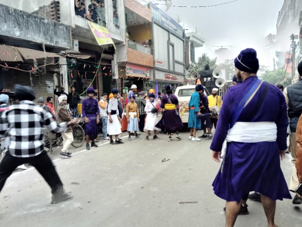 लखीमपुर के नगर गोला में श्री गुरु गोविंद सिंह जयंती के अवसर पर सिख समाज द्वारा शोभा यात्रा निकाली गई ! कई जगह पर चाय बिस्कुट का वितरण किया गया ! सिख युवकों ने रण कौशल प्रदर्शन किया ! पुलिस बल  तैनात