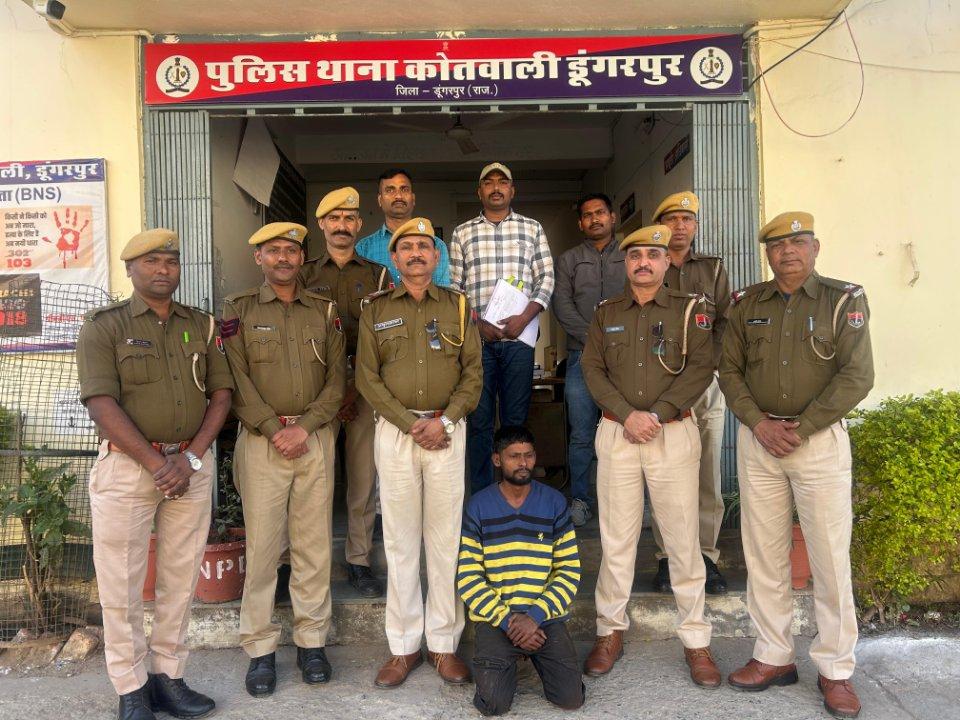 पुलिस थाना कोतवाली द्वारा बर्ड सेन्चूरी रोड पर अवैध मार्दक पदार्थ ब्राउन शुगर
परिवहन करते हूए  आरोपी को किया गिरफतार
1 लाख रुपये कीमत के अवैध मादक पदार्थ 11.24 ग्राम ब्राउन शुगर को किया जब्त
मोनिका सेन पुलिस अधीक्षक  के निर्देशन मे
अवैध मादक पदार्थों के खिलाफ पुलिस मुख्यालय जयपूर द्वारा राज्य स्तर पर चलाये जा रहे विशेष
अभियान के तहत शहर गस्त
करते हूये गेप सागर रीग रोड पहूचे जहा पर बर्ड सेन्चूरी तरफ से एक यूवक आता हूआ दिखाई दिया जो पुलिस टीम व वाहन को देखकर भागने लगा जो सदिय्ध प्रतित होने पर टीम द्वारा पकडा
गया और तलाशी ली गई तो यूवक द्वारा पहने पेन्ट की दाहिनी जेब मे एक पारदर्शी प्लास्टिक की थेली से 1 लाख रुपये किमत की अवैध मार्दक पदार्थ ब्राउन शुगर
को जब्त किया गया। अवैध रुप से मार्दक पदार्थ ब्राउन शुगर को अपने कब्जे मे रखकर परिवहन
करने वाले आरोपी को गिरफतार  एनडीपीएस एक्ट मे प्रकरण दर्ज किया जाकर
गिरफतारशूदा आरोपी से अनूसंधान जारी है।
अभियूक्त सुदेश उर्फ सुभाष उर्फ सुगला पिता चून्‍नीलाल डेण्डोर उम्र 33 वर्ष निवासी कुशाल मगरो
कि बिलडी थाना कोतवाली 
कार्यवाही पुलिस टीम :-
अमृतलाल उनि
दिलीप सिंह सउनि
लक्ष्मण सिंह हैड कानि  विशेष भूमिका
पंकज कुमार
नरेन्द्र सिंह उज्जवल