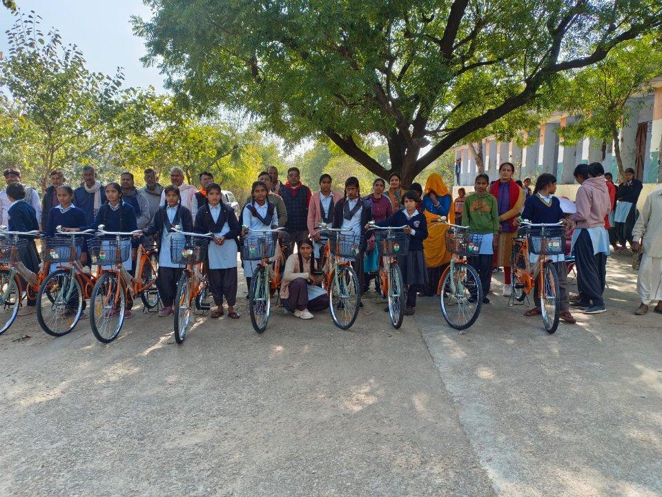 राजगढ़ के स्थानीय विद्यालय राजकीय उच्च माध्यमिक विद्यालय श्रीचंदपूरा में निशुल्क साइकिल वितरण कार्यक्रम का आयोजन किया गया जिसमें कक्षा नवी में अध्यनरत बालिकाओं को राज्य सरकार द्वारा निशुल्क साइकिल वितरण योजना के तहत विद्यालय के एसडीएमसी सदस्य व हिंदुस्तान स्काउट एंड गाइड जिला उपाध्यक्ष कृष्ण अवतार शर्मा के मुख्य अतिथि में वितरण किया गया इस अवसर पर स्थानीय विद्यालय के संस्था प्रधान कमलेश कुमार गुप्ता वह उप प्राचार्य अमित कुमार मीणा रेनू शर्मा प्रभारी लाली बाई मीणा व्याख्याता बाबूलाल बैरवा इंदिरा मीणा अलके सिंह रामेश्वर दयाल मीणा हुकम सिंह गुर्जर लक्ष्मण प्रसाद यादव सहित समस्त स्टाफ व अभिभावक व विद्यालय के छात्र-छात्राएं उपस्थित रहे