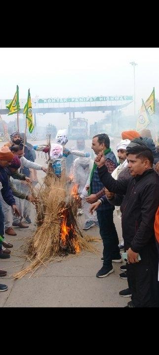 पानीपत में किसानो ने प्रधानमंत्री नरेंद्र मोदी का पुतला फूंककर केंद्र सरकार के खिलाफ नारेबाजी की। पानीपत के डाहर टोल प्लाजा पर जिला के किसान इकट्ठे हुए। किसानों ने आमरण अनशन पर  बैठे किसान नेता जगजीत सिंह डल्लेवाल के समर्थन में बीजेपी सरकार द्वारा सुनवाई न करने के विरुद्ध प्रधानमंत्री नरेंद्र मोदी का पुतला फूंककर भाजपा सरकार के खिलाफ नारेबाजी की युवा किसान नेता मनोज जागलान ने बताया कि अगर जगजीत सिंह डल्लेवाल को कुछ हुआ तो इसकी जिम्मेदार राज्य सरकार एवं केंद्र सरकार प्रधानमंत्री नरेंद्र मोदी होंगे ।अगर जगजीत सिंह डल्लेवाल की मांग पर विचार नहीं किया तो आंदोलन तेज हो सकता है। और यह आंदोलन अबकी बार पिछले आंदोलन की अपेक्षा बहुत बड़ा आंदोलन होगा। इस अवसर पर किसान नेता अमृतपाल सिंह, शमशेर सिंह पूनिया ,शमशेर सिंह मलिक, देवेंद्र जागलान ,रविंद्र अहलावत, जितेंद्र नौल्था,सूरजमल रावल व दिलबाग सिंह सहित अन्य किसान नेता उपस्थित।थे