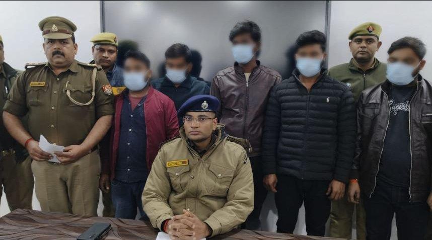 एस ओ जी व थाना बखिरा पुलिस ने लूट के मामले का सफल अनावरण करते हुए 05 अभियुक्तों को किया गिरफ्तार
लूटा गया 474 बोरी गेंहू  ट्रक सहित बरामद
कप्तान की ओर से गिरफ्तार करने टीम को 25 हजार नगद पुरस्कार  देने की घोषणा 
(ब्यूरो संतकबीरनगर)
संतकबीरनगर।वादी  अशोक गुप्ता पुत्र रामदुलारे निवासी लोहरसन थाना बेलहरकला जनपद संतकबीरनगर ने थाना बखिरा पर बीते 06 जनवरी 2025 को अज्ञात लोगों द्वारा हरापट्टी ईदगाह थाना बखिरा के पास उसके ड्राईवर को बंधक बनाकर ट्रक में लदा गेंहू करीब 490 बोरी को गायब करने के सम्बन्ध में प्रार्थना पत्र दिया गया था।  उक्त प्रार्थना पत्र के आधार पर थाना बखिरा पर मु0अ0सं0 09/2025 धारा 126(2), 303(2) बीएनएस का अभियोग पंजीकृत किया गया था । 
पुलिस अधीक्षक जनपद संतकबीरनगर सत्यजीत गुप्ता के निर्देशन व अपर पुलिस अधीक्षक सन्त कबीर नगर सुशील कुमार सिंह के मार्गदर्शन व क्षेत्राधिकारी मेंहदावल केशवनाथ के पर्यवेक्षण में जनपद संत कबीर नगर में अपराध एवं अपराधियो के विरुद्ध चलाये जा रहे अभियान के क्रम में एसओजी प्रभारी  सर्वेश राय व थाना प्रभारी बखिरा लालबिहारी निषाद द्वारा संयुक्त रुप से कार्यवाही करते हुए  09 जनवरी 2025 को उक्त गेंहू को बेचने के लिए ग्राहक की तलाश के दौरान अभियुक्त बृजेश सिंह, नीरज गुप्ता एवं श्रेष्ठ यादव को समय करीब 22.00 बजे डीघा बाईपास के पास से गिरफ्तार कर लिया गया।  अभियुक्तों ने पूछताछ व मुखबिर की सूचना पर  10 जनवरी 2025 को प्रातः 07:30 बजे  ग्राम अहरा थाना मुण्डेरवा के पास उक्त गेंहू में से 370 बोरी गेंहू अक्षय अग्रहरि अपने ड्राइवर इन्द्रजीत के साथ बेचने हेतु अपनी खुद की ट्रक UP51AT 2343 के साथ गोरखपुर लेकर जाते हुए गिरफ्तार कर लिया गया है ।
लूट में शामिल गिरफ्तार अभियुक्त अक्षय अग्रहरी पुत्र रामचन्द्र अग्रहरी निवासी जगन्नाथपुर थाना लालगंज जनपद बस्ती , नीरज गुप्ता पुत्र रामभागवत गुप्ता निवासी ग्राम महसो थाना लालगंज जनपद बस्ती , श्रेष्ट यादव पुत्र संजीव यादव निवासी जखनी थाना कोतवाली जनपद बस्ती ,  इन्द्रजीत पुत्र बलिराम निवासी जनजनकला थाना लालगंज जनपद बस्ती , बृजेश सिंह पुत्र चरित्र प्रसाद निवासी जामडीह पाण्डेय थाना कोतवाली जनपद बस्ती रहे।
अभियुक्तो से पूछताछ की गयी तो बताये कि अक्षय कुमार अग्रहरि पुत्र रामचन्द्र अग्रहरि के बड़े भाई विनोद अग्रहरि का अशोक गुप्ता निवासी लोहरसन थाना बेलहरकला जनपद संत कबीर नगर के लड़के आशीष से व्यापारिक लेन देन में करीब 9 लाख रूपये बकाया था। जिसको लेकर दोनो पक्षो में विवाद था । विनोद अग्रहरि एवं इनके भाई अक्षय अग्रहरि ने अपना पैसा वसूलने के उद्देश्य से योजना बनाकर अक्षय अग्रहरि के दोस्तो के साथ  6 जनवरी 2025 को शाम करीब 8.00 बजे नंदौर चौराहे से दो कार से अशोक गुप्ता (वादी मुकदमा) के ट्रक नं0 UP58T 4104 का पीछा किये। उक्त ट्रक को अशोक गुप्ता का ड्राइवर खलीलाबाद के लिए लेकर आ रहा था । पकड़े गये अभियुक्तो ने बताया कि यह लोग कस्बा बखिरा के पास हरापट्टी ईदगाह के सामने सुनसान स्थान पर गाड़ी को ओवरटेक करके रोक दिये। तथा अपने को आरटीओ बताते हुए चेकिंग के नाम पर ड्राइवर को नीचे उतारे । उसे अपने साथ VERNA कार में धक्का देकर जबरन बैठा लिए। तथा ट्रक को अक्षय अग्रहरि स्वयं चलाते हुए खलीलाबाद की तरफ चला । और बाकी साथी दोनो कार से ड्राइवर को आँख बाँधकर पीछे पीछे लेकर आये। नेदुला चौराहे के पास विनोद अग्रहरि अपने ड्राइवर इन्द्रजीत पुत्र बलिराम को ट्रक चलाने हेतु दे दिये। तथा सभी लोग एक साथ जाकर ट्रक को कस्बा महदेवा थाना लालगंज में अपने नये मकान में खाली करा लिये। और पुनः ट्रक को वापस लाकर चुरेब के पास हाइवे पर छोड़ दिये । अशोक गुप्ता के ड्राइवर हमीदुल्लाह को भी वहीं पर उतार कर वापस चले गये । 10 जनवरी 2025 को प्रातः 7.30 बजे  ग्राम अहरा थाना मुण्डेरवा के पास उक्त गेंहू में से 370 बोरी गेंहू अक्षय अग्रहरि अपने ड्राइवर के साथ बेचने हेतु अपनी खुद की ट्रक UP51AT 2343 के साथ गोरखपुर लेकर जाते हुए पकड़ लिए गये। तथा शेष 104 बोरी माल इनकी पूछताछ के बाद निशानदेही पर इनके गोदाम कस्बा महदेवा थाना लालगंज बस्ती से बरामद हुआ है । प्रकरण में प्राप्त तथ्य के आधार पर अभियोग को धारा 310(2), 317(3) बीएनएस में तरमीम कर आवश्यक विधिक कार्यवाही प्रचलित ।
गिरफ्तार करने वाले पुलिस बल में प्रभारी निरीक्षक  सर्वेश राय, का0 वीर बहादुर यादव, का0 सर्वेश मिश्रा, का0 सुभम कुमार, का0 अरूण कुमार, का0 दीपक सिंह, का0 विवेक मिश्रा एसओजी संत कबीर नगर, थानाध्यक्ष बखिरा लालबिहारी निषाद, व0उ0नि0 रजनीश राय, उ0नि0 रामप्रवेश यादव, हे0का0 रमेश मिश्रा, हे0का0 अमित सिंह , हे0का0 अनिल यादव, का0 शैलेन्द्र यादव , हे0का0 ललित कुमार, का0 ज्ञानप्रकाश सिंह, का0 अमरजीत मौर्या, का0 पीयूष गुप्ता, का0 नितीश कुमार सर्विलांस टीम शामिल रहे हैं। पुलिस अधीक्षक संत कबीर नगर सत्यजीत गुप्ता ने गिरफ्तारी व बराममदगी करने वाली टीमों के उत्साहवर्धन हेतु 25000रु0 नगद पुरस्कार देने की घोषणा  किए हैं।