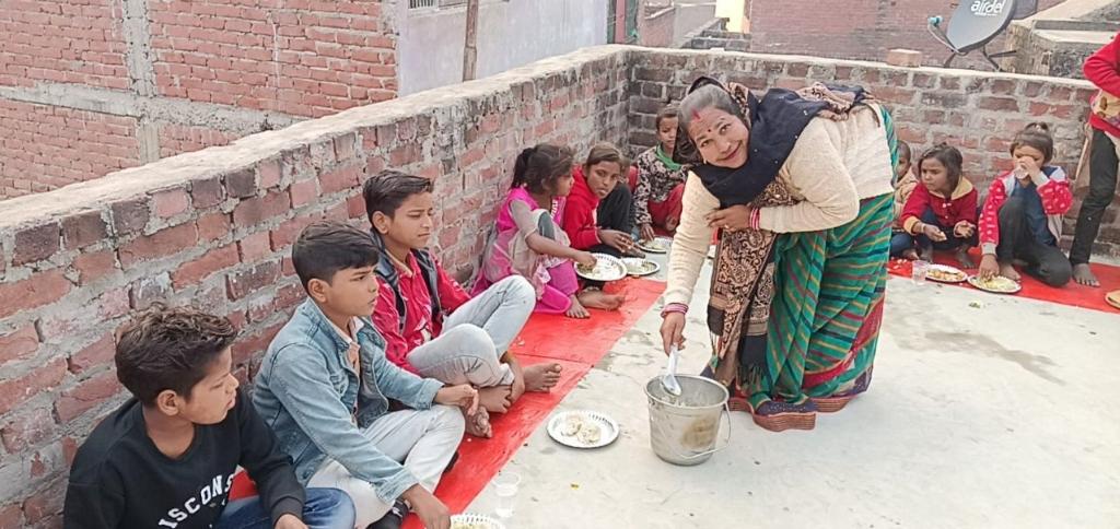 मकर संक्रांति महापर्व पर संघ द्वारा नगर पंचायत शमशाबाद में किया गया खिचड़ी भोग का आयोजन।
शमसाबाद।
एंकर ****।
आज शमशाबाद नगर पंचायत के मोहल्ला मीरा दरवाजा मैं मकर संक्रांति महापर्व पर खिचड़ी भोग का किया गया आयोजन।  यह कार्यक्रम सामाजिक समरसता के आधार पर सेवा बस्ती में किया गया खंड संपर्क प्रमुख पर्वत सिंह जी खंडकारवाहक सुखबीर सिंह जिला सेवा प्रमुख अतुल विश्व हिंदू परिषद मातृशक्ति जिला सह सहयोजिका कांति देवी राजपूत ने खिचड़ी भोग में पहुंच कर खिचड़ी भोज का आनंद प्राप्त किया और भोज करवाया।