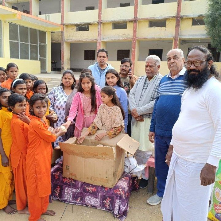 मकर संक्रांति पर सोगानी परिवार ने आर्श कन्या गुरुकुल में किया तिलकुट, चूड़ा और गुड़ का वितरण
बाड़म बाजार के सोगानी परिवार ने अपनी सामाजिक सेवा और परोपकारी भावना को कायम रखते हुए इस वर्ष भी मकर संक्रांति के अवसर पर आर्श कन्या गुरुकुल में तिलकुट, चूड़ा और गुड़ का वितरण किया। यह परंपरा वर्षों से चली आ रही है, जिसमें परिवार के सभी सदस्य उत्साहपूर्वक भाग लेते हैं।
गुरुकुल के आचार्य कौटिल्य जी ने सोगानी परिवार के इस निरंतर सहयोग की सराहना करते हुए कहा कि उनका योगदान हमेशा गुरुकुल को मिलता रहा है। इस वर्ष भी परिवार के सदस्य— गोलू, दिलीप, सुहानी, अर्चना, अल्पना, सृष्टि, अंशिका, आकृति और रात्या सोगानी— ने बच्चों के बीच सामग्रियों का वितरण किया।
परिवार के सदस्यों ने बताया कि वे हर साल मकर संक्रांति के इस शुभ अवसर की प्रतीक्षा करते हैं, ताकि जरूरतमंद बच्चों तक यह प्रसाद पहुंचा सकें। उनका मानना है कि यह सेवा कार्य न केवल समाज के प्रति उनकी जिम्मेदारी को दर्शाता है, बल्कि इसमें उन्हें आत्मिक संतोष भी प्राप्त होता है।
इस अवसर पर इचाक के बटेश्वर मेहता, समाजसेवी विजय जैन, जीवन गोप और पुष्पा भी मौजूद थे।
समाजसेवी विजय जैन ने उपस्थित सभी लोगों को मकर संक्रांति की हार्दिक शुभकामनाएँ दीं। उन्होंने कहा- "उत्तरायण का सूर्य सभी के सपनों को नई ऊष्मा प्रदान करे। यश एवं कीर्ति में उत्तरोत्तर वृद्धि हो। सभी स्वस्थ रहें, दीर्घायु हों— यही प्रभु से मेरी कामना है।"
इस आयोजन ने मकर संक्रांति के पर्व को और भी पावन एवं सार्थक बना दिया।