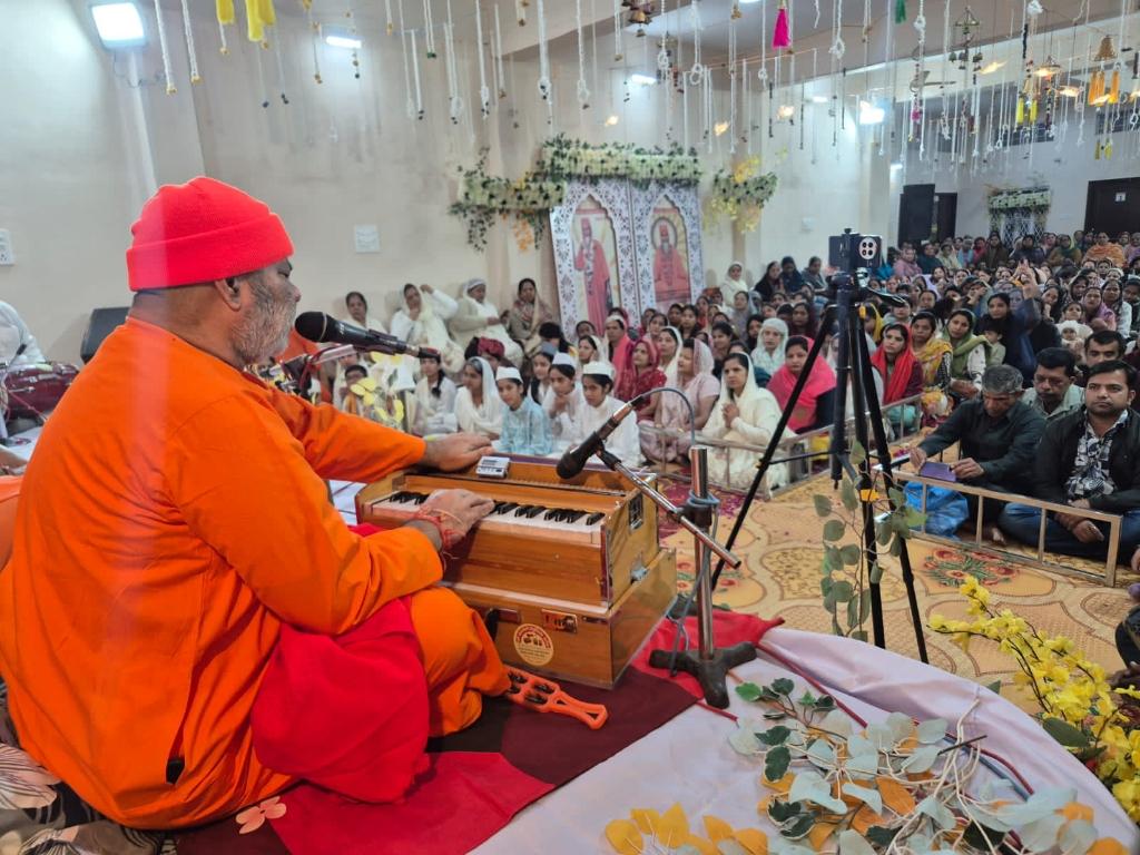 *इंसान के कर्म ही उसके सुख और दुख के कारण बनते हैं -संत भगत प्रकाश*
*केकड़ी 4दिसंबर (पब्लिक बोलेगी न्यूज़ नेटवर्क)*
*केकड़ी बंजारा मोहल्ला स्थित सिंधी मंदिर में आयोजित हुवा सत्संग* 
*समारोह में अमरापुर दरबार जयपुर के महामंडलेश्वर भगत प्रकाश जी ने कहा कि इंसान के कर्म ही उसके सुख और दुख के कारण बनते हैं इसलिए हर कर्म सोच समझ कर करना चाहिए।*
*भगत जी ने आगे कहा कि मन को पता है कि क्या अच्छा है क्या बुरा लेकिन फिर भी इंसान बुरा ही कर रहा है और दुखी भी हो रहा है।*
*इंसान जैसा फल बोएगा वैसा ही उसे फल प्राप्त होगा प्रकृति ने किसी भी प्रकार का कोई भेदभाव नहीं किया है धूप हो,हवा हो सबको बराबर मात्रा में मिलती है कहीं कम और ज्यादा नहीं होती है, लेकिन इंसान ने भेदभाव करके दायरे सीमित कर दिए हैं उससे भी वह दुखी हो रहा है।*
*जब बारिश पड़ती है सभी वनस्पति को समान रूप से पानी मिलता है लेकिन बीज के तासीर के अनुसार करेला कड़वा स्वाद देता है और गन्ना मीठा स्वाद देता है यह उनके गुण के आधार पर है। लेकिन इंसान जो कि परमात्मा की बनाई हुई सर्वश्रेष्ठ रचना है स्वार्थवश अच्छे कार्य नहीं कर बुरे कामों को प्राथमिकता देता है और इसी कारण वह हैरान और परेशान होता रहता है।*
*संतों ने समय-समय पर इंसान को हर पल सजग रहते हुए परमात्मा का सिमरन करते हुए जीवन जीने की कला सिखाने का काम किया हैं लेकिन इंसान अपनी खुदगर्जी के कारण गलत राह पर चल पड़ता है स्वयं भी परेशान होता है औरों को भी परेशान करता है। इसलिए समय रहते संतों का सन्ग करके परमात्मा का स्मरण करके सदकर्म करके इंसान अपना जीवन सफल कर सकता है।*
*सत्संग के दौरान प्रेम प्रकाश मंडली केकड़ी के बच्चों द्वारा  एक लघु नाटिका पेश की गई जिसकी सभी ने करतल ध्वनि से बच्चों का उत्साह वर्धन किया।*
*भगत प्रकाश जी का स्वागत समस्त समाज की ओर से सिन्धी समाज के अध्यक्ष चेतन भगतानी ने किया, सत्संग उपरांत सभी के लंगर की व्यवस्था की गई थी।*