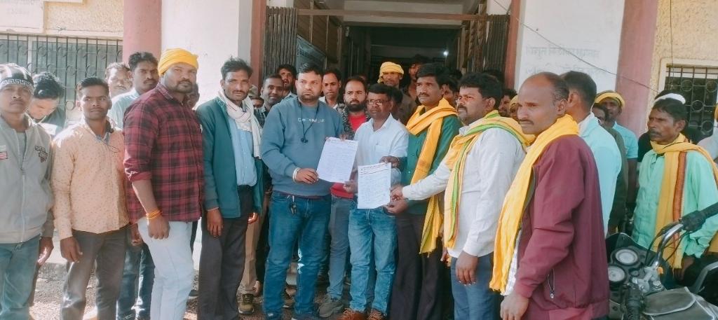किसानों ने बिजली विभाग को सोपा ज्ञापन समय में बिजली नहीं मिलने पर भारी परेशानियों का सामना कर रहा है सिंचाई के लिए पर्याप्त बिजली नहीं मिल पा रही है