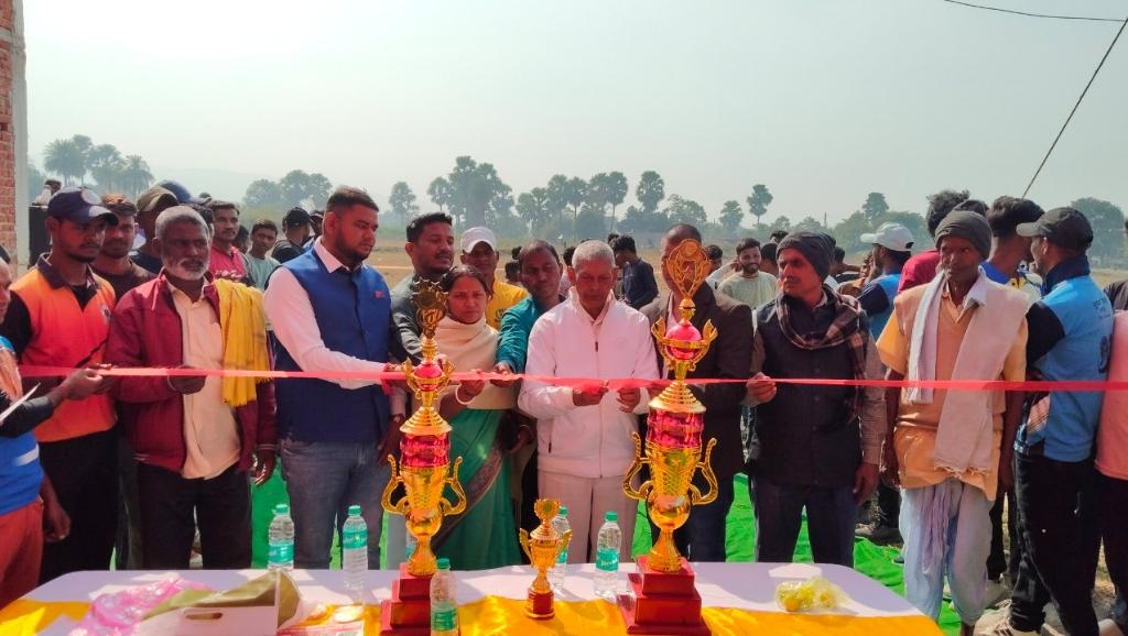 असनाकोनी खेल मैदान में एक भव्य क्रिकेट टूर्नामेंट का  किया गया आयोजन ।
गोविंदपुर :- न्यू युवा क्रिकेट क्लब, दर्शन नाला के तत्वावधान में शुक्रवार को बिहार–झारखंड सीमा के समीप स्थित असनाकोनी खेल मैदान में एक भव्य क्रिकेट टूर्नामेंट का आयोजन किया गया. इस टूर्नामेंट का आयोजन युवा मुखिया प्रतिनिधि सरोज कुमार के द्वारा किया जा रहा है. जबकि टूर्नामेंट का अध्यक्ष संजीत उर्फ जदू, राजेश कुमार एवं रामोतार दास, सचिव मिथिलेश पासवान, श्रवण कुमार व सचिन कुमार तथा संयोजक चंदन कुमार, सतीश कुमार और सत्येंद्र यादव के नेतृत्व में सफलतापूर्वक किया गया. टूर्नामेंट का उद्घाटन मुख्य अतिथि जदयू प्रखंड अध्यक्ष सह 20 सूत्री अध्यक्ष शोभा कुमारी, पूर्व उप प्रमुख सह पंचायत समिति सदस्य अनिल रविदास एवं डॉ. पी.पी. यादव के द्वारा संयुक्त रूप से फीता काटकर किया गया. टूर्नामेंट के पहले दिन गोविंदपुर और दर्शन टीम के बीच टॉस कराया गया, जिसमें गोविंदपुर टीम ने टॉस जीतकर फील्डिंग की. दर्शन की टीम ने निर्धारित 12 ओवर में सभी विकेट खोकर 78 रन बनाए और इस प्रकार गोविंदपुर टीम को 9 रनों से शिकस्त दी. मैदान में खिलाड़ियों के साथ-साथ दर्शकों की भी भारी भीड़ देखी गई. टूर्नामेंट के फाइनल मुकाबले में विजेता टीम को 5 हजार नकद व ट्रॉफी, जबकि उपविजेता टीम को 3 हजार नकद व ट्रॉफी प्रदान की जाएगी.