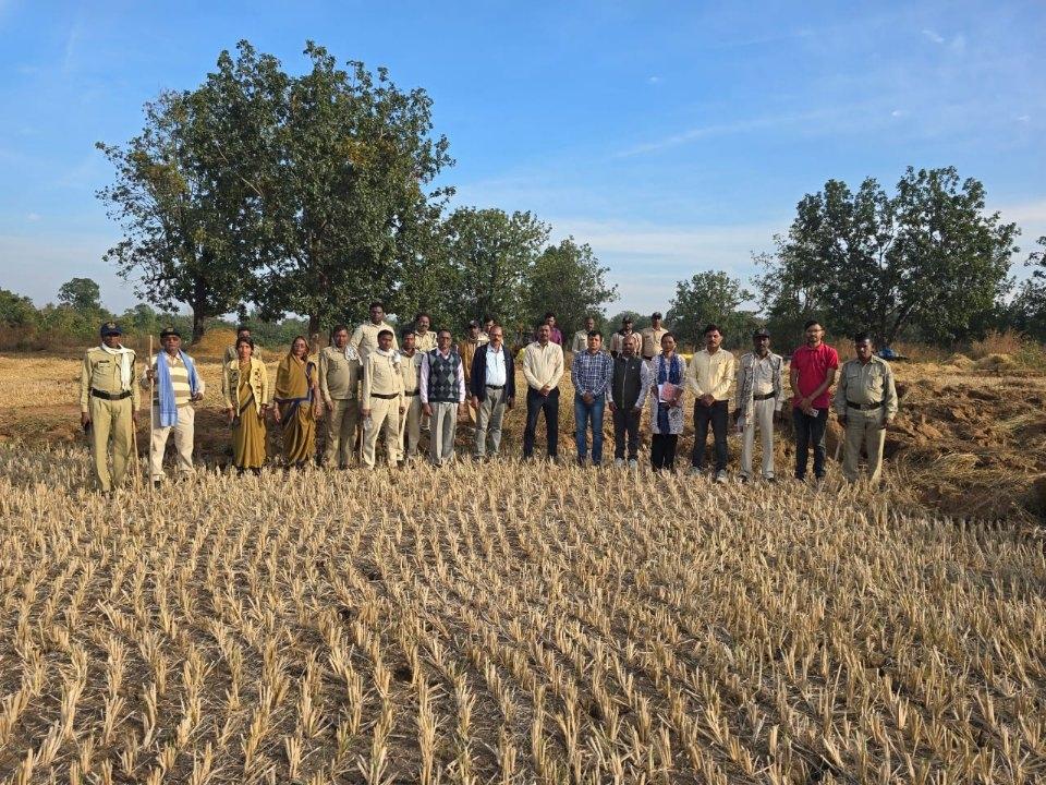 *पर्यटन विभाग की 2 करोड़ 24 लाख कीमत की शासकीय भूमि को राजस्व विभाग ने अतिक्रमण से कराया मुक्त*
आज दिनांक 6.12.2025 दिन शनिवार को तहसील कुरई ग्राम कोहाका  पटवारी हल्का नंबर 49 में राजस्व विभाग द्वारा पर्यटन विभाग की भूमि खसरा नंबर 66/2 का शासकीय भूमि पर किया गया अतिक्रमण मुक्त कर  बेदखल कराया गया  प्रकरण क्रमांक 0007 / 68 में प्रकरण दर्ज कर रकवा  3. 28 हेक्टेयर भूमि जिसका शासकीय मूल्य लगभग 2 करोड़ 24 लाख रुपए कीमत की भूमि को राजस्व  विभाग द्वारा अतिक्रमण मुक्त कराया गया इस दौरान तहसीलदार सतीश चौधरी, नायब तहसीलदार दामोदर दुबे, एवं  राजस्व पटवारी की संयुक्त टीम एवं पुलिस विभाग एवं कोतवारो की मौजूदगी में अतिक्रमण कार्य कराया गया।