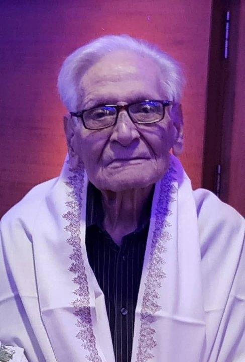 प्रो. एस.एन. शर्मा (आयु 100 वर्ष, 2 माह, 28 दिन) का निधन – भारतीय फार्मेसी शिक्षा जगत की अपूरणीय क्षति
आज फार्मेसी जगत में गहरा शोक व्याप्त हो गया, गहरी शोक एवं अत्यंत व्यथित मन से Pharmacist Federation ने अपने सदस्यों यह सूचित किया है कि भारतीय फार्मेसी शिक्षा के स्तंभ, दूरदर्शी शिक्षक, महान विद्वान और असाधारण व्यक्तित्व प्रोफेसर एस.एन. शर्मा का 6 दिसंबर 2025 को देहावसान हो गया।  उनकी अंतिम यात्रा आज, दिनांक 7 दिसंबर 2025 को सायं 3:30 बजे, मोक्ष धाम सेक्टर-39, मेडांटा के निकट, गुरुग्राम (हरियाणा) में संपन्न हुई ।
उन्होंने अपने प्रिय शिष्य प्रोफेसर हरलोकेश के माध्यम से युवाओं को अंतिम संदेश दिया जो अत्यंत भावुक करने वाला तो है लेकिन प्रेरणा दाई है । 
"हम लाए हैं तूफान से कश्ती निकल के, इस देश को रखना मेरे बच्चों संभल के ।"
प्रो. शर्मा ने अपने सात दशकों से अधिक लंबे शैक्षणिक एवं शोध-कार्यकाल में भारत तथा विदेशों में फार्मेसी शिक्षा को नई दिशा प्रदान की। वे अपनी अद्भुत वाक्-शैली, गहन विद्वता, अनुशासित जीवन-दृष्टि, तथा निष्ठावान शिक्षकीय मूल्यों के लिए पूरे देश में सम्मानित रहे।
भारतीय फार्मेसी समुदाय के लिए उनका योगदान सदैव प्रेरणा देता रहेगा।
उनका जाना न केवल फार्मेसी जगत के लिए, बल्कि समूचे स्वास्थ्य-शिक्षा क्षेत्र के लिए अतुलनीय हानि है।
Pharmacist Federation के अध्यक्ष सुनील के यादव, वैज्ञानिक समिति के चेयरमैन प्रोफेसर हरलोकेश यादव, सलाहकार प्रो पी वी दीवान, महामंत्री अशोक कुमार, वरिष्ठ उपाध्यक्ष के पी नायक, उपाध्यक्ष राजेश सिंह, शिव कारण यादव, संगठन मंत्री आर पी सिंह, सहित पूरे परिवार ने दिवंगत आत्मा के प्रति विनम्र श्रद्धांजलि अर्पित करते हुए ईश्वर से प्रार्थना करता है कि पावन आत्मा को अपने श्रीचरणों में उच्चतम स्थान प्रदान करें।
श्री शर्मा के स्व अनुशासन, छात्रों के प्रति  व्यवहार की अनेक कहानियां इतिहास के पन्नों में दर्ज हैं ।