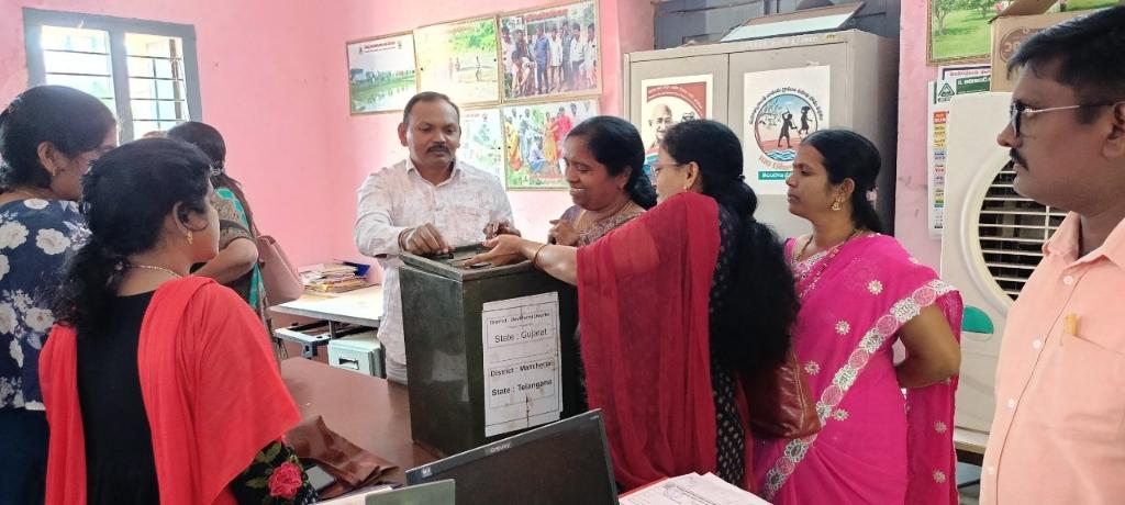 రెండో విడత శిక్షణ ప్రారంభం
ఎన్నికల విధులను ప్రిసైడింగ్ అధికారులు సక్రమంగా నిర్వహించాలని ఎన్నికల నిర్వహణ అధికారులు సూచించారు. జన్నారం మండలంలోని పలు గ్రామాలలో ఎన్నికల విధులకు నియమితులై శిక్షణకు రాని సిబ్బందికి సోమవారం ఎంపీడీవో కార్యాలయంలో మరోసారి శిక్షణ కార్యక్రమాన్ని ఏర్పాటు చేశారు. ఈ సందర్భంగా బ్యాలెట్ బాక్సులు, ఎన్నికల నియమాలపై అవగాహన కల్పించారు.ఎన్నికలు సజావుగా జరిగేలా అందరూ సహకరించాలని ఎన్నికలు, మండల అధికారులు సూచించారు.