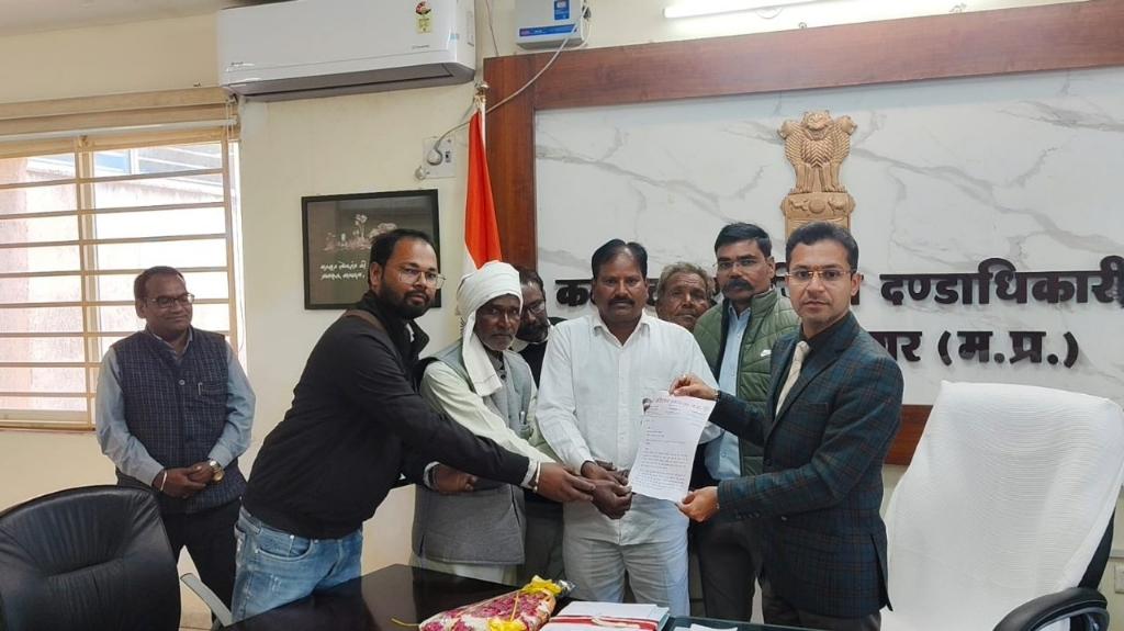 प्रेस विज्ञप्ति
अहिरवार समाज संघ – अशोकनगर (मध्यप्रदेश)
पोस्टमार्टम उपरांत शव सुपुर्दगी में सुधार हेतु अहिरवार समाज संघ की पहल
अशोकनगर। जिला के सभी सामुदायिक स्वस्थ केंद्रों में पोस्टमार्टम उपरांत शव सुपुर्दगी के दौरान आवश्यक सामग्री उपलब्ध न होने की वजह से काली पन्नी डिब्बे रस्सी नमक को पीड़ित परिजनों से मंगाया जाता हे  अहिरवार समाज संघ के प्रतिनिधि मंडल ने जिलाधीश महोदय से मुलाकात कर पूरे जिले के सभी सामुदायिक स्वास्थ्य केन्द्रों पर पोस्टमार्टम हेतु आवश्यक सामग्री परिजनों से न लेकर स्वास्थ्य संस्थान द्वारा उपलब्ध कराए जाने की मांग की है।
जिला अध्यक्ष रवि मोहने ने बताया कि पोस्टमार्टम के बाद शव सुपुर्दगी के दौरान उपयोगआने बाली सामग्री सभी स्वस्थ केंद्रों में यह सामग्री स्वयं संघ  द्वारा निःशुल्क उपलब्ध कराना प्रारंभ करने का निर्णय लिया हे
रवि मोहने ने कहा कि यह कार्य पूर्णत: सामाजिक उद्देश्य से प्रारंभ किया गया है तथा आवश्यकता पड़ने पर समाज संघ भविष्य में भी स्वास्थ्य सेवाओं के सुधार हेतु सहयोग प्रदान करेगा।
इस दौरान संघ के पदाधिकारी रवि मोहने, मोहर सिंह चौधरी, मनीराम आईटीआई, गजराज सिंह, भरोसीलाल, ज्ञानी दास, दंगल सिंह, रामबली, मीडिया प्रभारी मोहन जाटव तथा एडवोकेट दुर्गेश अहिरवार सहित अन्य कार्यकर्ता उपस्थित रहे।
— जारीकर्ता
अहिरवार समाज संघ, अशोकनगर (म.प्र.)