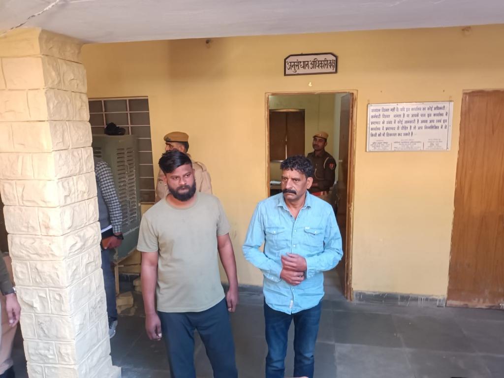 *जोधपुर कमिश्नरेट की महामंदिर पुलिस ने अवैध हथियार को लेकर बड़ी कार्यवाही करते हुए 50 हजार के इनामी बदमाश उदयपुर निवासी नरेश वाल्मीकि और जैसलमेर निवासी अमन वाल्मीकि को किया गिरफ्तार। जिनके पास से 3 पिस्टल और 2 कारतूस किया बरामद। नरेश के खिलाफ 37 मुकदमे दर्ज है। दोनों को भदवासिया इलाके से किया गिरफ्तार।*