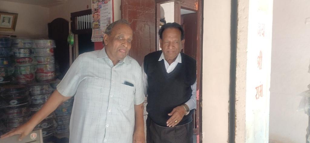 छोटी सादड़ी के उद्योगपति नरेंद्र जी नरेडी आज नगर के टेंट व्यवसायी सुरेश जी जिंदल को 48वीं वैवाहिक जीवन की बधाई देने पहुंचे