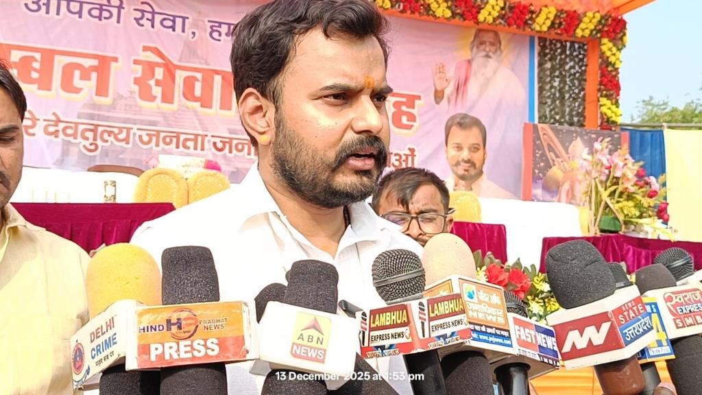 प्रतापगढ़।
गड़वारा नगर पंचायत में कंबल वितरण हुआ सम्पन्न, सचिन सिंह उर्फ शोलू 
नगर पंचायत गड़वारा में आज जनकल्याण और विकास कार्यों को लेकर एक सराहनीय कार्यक्रम का आयोजन किया गया। नगर पंचायत गड़वारा की अध्यक्ष सीमा सिंह के प्रतिनिधि सचिन सिंह उर्फ शोलू के नेतृत्व में क्षेत्रवासियों को ठंड से राहत पहुंचाने के उद्देश्य से 5000 कंबलों का वितरण किया गया। इस अवसर पर बड़ी संख्या में नगर के नागरिक, जनप्रतिनिधि एवं नगर पंचायत के सदस्य उपस्थित रहे।
कार्यक्रम के मुख्य अतिथि जिला अधिकारी शिव सहाय अवस्थी रहे। उन्होंने कंबल वितरण कार्यक्रम का निरीक्षण किया और नगर पंचायत गड़वारा में हो रहे विकास कार्यों की सराहना की। जिलाधिकारी ने अपने संबोधन में कहा कि ठंड के मौसम में जरूरतमंदों को कंबल वितरण करना एक अत्यंत मानवीय और प्रशंसनीय कार्य है। उन्होंने अध्यक्ष प्रतिनिधि सचिन सिंह उर्फ शोलू की सक्रियता और जनसेवा की भावना की खुले मंच से तारीफ की।
अध्यक्ष प्रतिनिधि सचिन सिंह उर्फ शोलू ने बताया कि अपने मौजूदा कार्यकाल में नगर पंचायत गड़वारा में लगभग 80 सड़कों का निर्माण कार्य कराया जा चुका है, जिससे आवागमन सुगम हुआ है और नागरिकों को बड़ी राहत मिली है। उन्होंने कहा कि नगर पंचायत का उद्देश्य केवल बुनियादी सुविधाओं का विकास ही नहीं, बल्कि हर जरूरतमंद तक सहायता पहुंचाना भी है। आने वाले समय में भी विकास कार्यों की गति को और तेज किया जाएगा।
कार्यक्रम में नगर पंचायत गड़वारा के समस्त सभासद, अधिकारीगण एवं सामाजिक कार्यकर्ता मौजूद रहे। सभी ने एक स्वर में नगर पंचायत द्वारा किए जा रहे विकास कार्यों की सराहना की और इसे जनहित में महत्वपूर्ण बताया।
कंबल वितरण कार्यक्रम के माध्यम से जहां जरूरतमंदों को राहत मिली, वहीं विकास कार्यों ने नगर पंचायत गड़वारा को प्रगति के पथ पर आगे बढ़ाने का संदेश दिया। क्षेत्र में निरंतर विकास कार्य जारी हैं और जनता में इसे लेकर उत्साह का माहौल देखने को मिला।