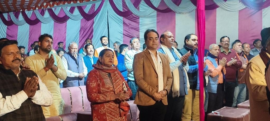 श्री राम कथा अष्टम दिवस 
कथा व्यास परम पूज्य 
श्री अतुल कृष्ण भारद्वाज जी भक्ति में बाधक बनता है लालच।
शबरी पर कृपा कर श्रीराम ने दिया सामाजिक समरसता का संदेश।
कथा व्यास: परमपूज्य श्री अतुल कृष्ण भारद्वाज जी महाराज
श्रीराम कथा में पूज्य श्री अतुल कृष्ण भारद्वाज जी महाराज ने श्रोताओं से कहा कि शबरी की भक्ति से प्रभावित होकर श्रीराम ने उसके जूठे बेर खाकर सामाजिक समरसता का संदेश दिया। इसके अतिरिक्त सीता हरण, जटायु मोक्ष, शबरी भेंट एवं हनुमान मिलन के प्रसंगों को भाव-विभोर होकर सुनाया, जिससे सभी श्रोता भाव-विभोर हो गए।
श्रीराम कथा में प्रतिदिन हजारों की संख्या में श्रद्धालु पहुँच रहे हैं। कथा के दौरान व्यास जी ने स्वर्ण मृग (सोने का हिरण) की घटना का बड़े ही रोचक ढंग से वर्णन करते हुए कहा कि जब भक्ति भगवान से विमुख होकर केवल भौतिक साधनों की ओर आकर्षित हो जाती है, तब जीव को भगवान-प्राप्ति के लिए भटकना ही पड़ता है। जैसे—माता सीता जानकी सोने का हिरण नहीं चाहती थीं, परंतु सोने के प्रति आकर्षण के कारण वे प्रभु श्रीराम जैसे ‘सोने’ को भूल गईं।
जटायु के प्रसंग की व्याख्या करते हुए व्यास जी ने कहा कि जो दूसरों की सेवा में लगा रहता है, उसकी चिंता स्वयं भगवान करते हैं। जैसे—जटायु ने माता सीता की रक्षा के लिए अपने प्राण न्योछावर कर दिए, तब प्रभु श्रीराम ने उस गिद्ध जाति के पक्षी को उठाकर अपनी गोद में बैठाया और हृदय से लगाया। इसी कारण श्री तुलसीदास जी ने जटायु को ‘मानस में परम बड़भागी’ कहा है। जटायु को भगवान के हाथों मोक्ष प्राप्त हुआ और वह सीधे स्वर्गलोक को गया।
इसी प्रकार शबरी भगवान की अनन्य भक्त थीं। श्रीराम यह जानते हुए भी कि वह भीलनी जाति की हैं, उनके जूठे बेर प्रेमपूर्वक खाए और सामाजिक समरसता का महान संदेश दिया। भगवान की साधना में जाति-पाति का कोई भेदभाव नहीं होता। भगवान श्रीराम ने शबरी को नवधा भक्ति का उपदेश भी दिया।
व्यास जी ने सुग्रीव मिलन और बालि वध के प्रसंग के माध्यम से समाज को यह संदेश दिया कि अधर्म कितना ही शक्तिशाली क्यों न हो, अंततः उसका पतन निश्चित है और धर्म की विजय सदा होती है।
संवाददाता रवि गुप्ता