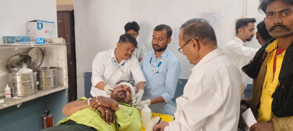 पुरानी रंजिश के चलते लूणावा गांव में हमला, गिलोल लगने से युवक की आंख फूटी, 5–6 लोग घायल।
बाली (पाली)
बाली थाना क्षेत्र के लूणावा गांव में पुरानी रंजिश के चलते हुए हमले में एक युवक गंभीर रूप से घायल हो गया, जिसकी आंख में गिलोल लगने से गंभीर चोट आई है। घायल युवक की पहचान सोनाराम पुत्र खेताराम के रूप में हुई है। हालत गंभीर होने पर उसे अहमदाबाद रेफर किया गया है, जहां उसका इलाज जारी है।
घटना में कुल 5 से 6 लोग घायल हुए हैं, जिन्हें बाली के जिला अस्पताल पहुंचाया गया, जहां प्राथमिक उपचार के बाद गंभीर घायलों को रेफर किया गया। घटना की सूचना मिलते ही बाली थान ए एसआई श्याम सिंह पुलिस टीम के साथ मौके पर पहुंचे और घायलों को तत्काल अस्पताल भिजवाया।
पुलिस के अनुसार हमले के बाद सभी आरोपी मौके से फरार हो गए। पुलिस उनकी तलाश में जुटी हुई है। मामले को लेकर पुलिस ने रिपोर्ट दर्ज कर जांच शुरू कर दी है।
घायल सोनाराम की भाभी मसरू पत्नी भैराराम ने पुलिस को दी रिपोर्ट में बताया कि वह और उसके परिवारजन जेठ के घर बैठे थे। इसी दौरान नाथूराम, केसाराम,  पुत्र वीराराम व उनके परिवारजन, इसाराम पुत्र नाथाराम, राहुल, चेतन, नारायण सहित करीब 12–13 लोग लाठी व गिलोल लेकर वहां पहुंचे और पुरानी रंजिश के चलते हमला कर दिया।
हमले में सोनाराम की आंख में गिलोल लगने से गंभीर चोट आई, जबकि अन्य लोग भी घायल हुए हैं। पुलिस मामले की गहन जांच कर रही है और आरोपियों की गिरफ्तारी के प्रयास जारी