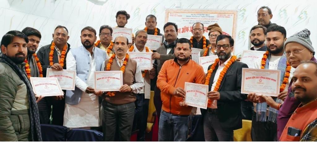 *फेडरेशन ऑफ ऑल इंडिया व्यापार मंडल, बलिया का संगठन विस्तार, व्यापारियों की एकजुटता पर दिया गया जोर*
बलिया। फेडरेशन ऑफ ऑल इंडिया व्यापार मंडल की बलिया इकाई द्वारा रविवार, 14 दिसंबर 2025 को जिला कार्यालय पर संगठन विस्तार कार्यक्रम का आयोजन किया गया। इस दौरान संगठन को और अधिक मजबूत करने के उद्देश्य से नए पदाधिकारियों की नियुक्ति की गई और उन्हें विधिवत नियुक्ति पत्र सौंपे गए।
*कार्यक्रम में मुख्य अतिथि के रूप में प्रदेश संगठन महामंत्री जितेंद्र चतुर्वेदी उपस्थित रहे, जबकि विशिष्ट अतिथि के रूप में जिला अध्यक्ष अरुण गुप्ता मौजूद रहे। कार्यक्रम की अध्यक्षता जिला अध्यक्ष अरुण गुप्ता ने की। इस अवसर पर  युवा जिला अध्यक्ष व जिला उपाध्यक्ष मुख्य आकाश पटेल, अशोक गुप्ता राहुल, संयुक्त मंत्री, जिला उपाध्यक्ष मुख्य विकास पांडे लाल सहित अन्य पदाधिकारी भी मंच पर उपस्थित रहे।*
*जिला अध्यक्ष अरुण गुप्ता ने नव-नियुक्त पदाधिकारियों को नियुक्ति पत्र प्रदान करते हुए संगठन की नीतियों, उद्देश्यों और व्यापारियों के प्रति दायित्वों की विस्तार से जानकारी दी। प्रदेश संगठन महामंत्री जितेंद्र चतुर्वेदी ने कहा कि फेडरेशन का मुख्य उद्देश्य व्यापारियों के हितों की रक्षा करना, संगठन को जमीनी स्तर तक मजबूत करना और व्यापारियों के बीच आपसी एकता को बनाए रखना है।*
*कार्यक्रम को संबोधित करते हुए अशोक गुप्ता राहुल, आकाश पटेल और विकास पांडे लाल ने भी व्यापारियों से एकजुट होकर संगठन को मजबूती प्रदान करने और व्यापारिक समस्याओं को संगठित रूप से उठाने का आह्वान किया।*
*संगठन विस्तार के क्रम में मनोज कुमार गुप्ता, कन्हैया लाल वर्मा, सनी कुमार, सोनू शर्मा, अनिल कुमार मिश्रा, अनिल गुप्ता, राजन पटवा, शुभम कश्यप, सोनू पटेल, राजेश पटेल, मोहन जी, रोनियर, अजय पटेल, रवि शंकर गुप्ता, कन्हैया वर्मा, अमर पटेल, राजेश गुप्ता, संजीव कुमार पटेल सहित कई व्यापारियों को विभिन्न दायित्व सौंपे गए।*
*कार्यक्रम में उपस्थित सभी पदाधिकारियों एवं सदस्यों ने संगठन को और अधिक सशक्त बनाने, व्यापारियों की समस्याओं को प्रमुखता से उठाने तथा एकजुट होकर कार्य करने का संकल्प लिया। आयोजन सौहार्दपूर्ण वातावरण में सफलतापूर्वक संपन्न हुआ।*