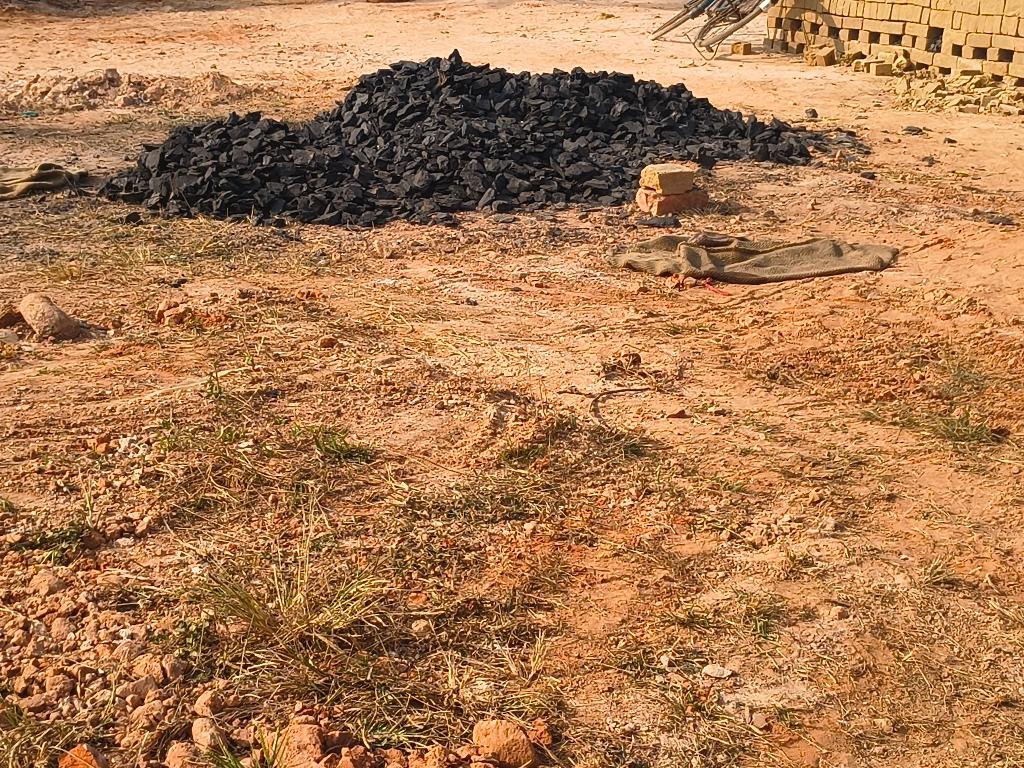 बालको छेत्र मे लाल इटो के लिए अवैध रूप से कोयला को जमा किया गया है पर शासन प्रशासन की नजर नहीं पड़ रही