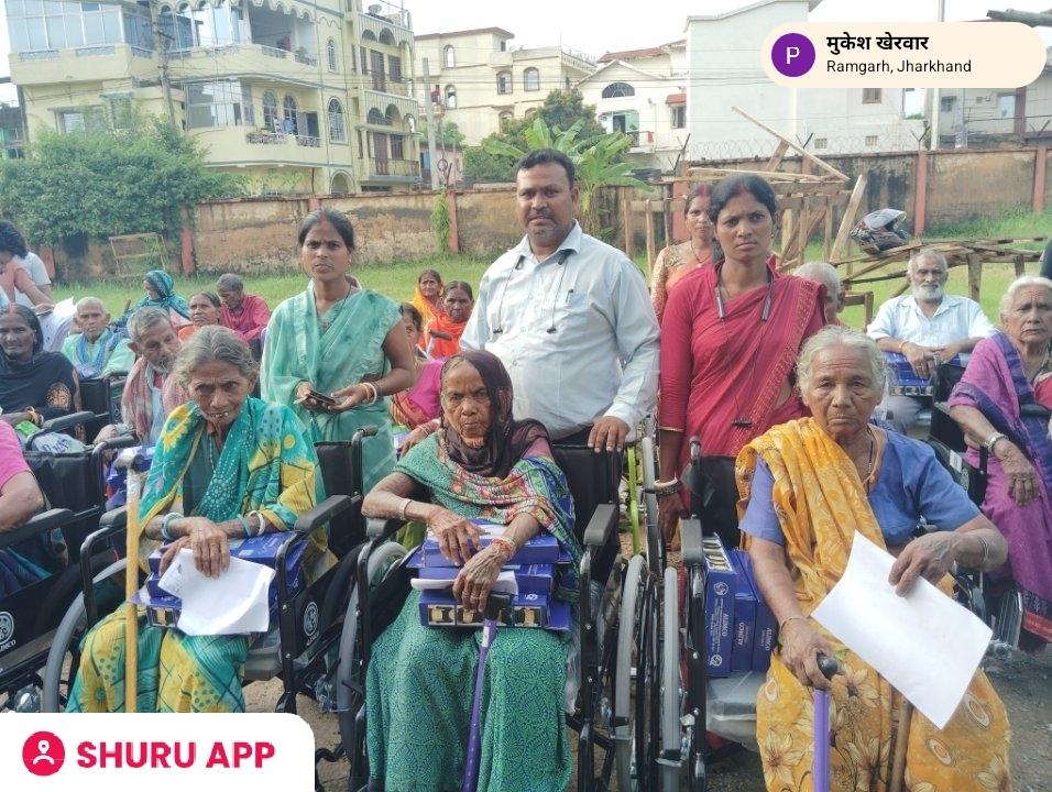 रामगढ़ टाउन हॉल में कार्यक्रम किया गया जरूरतमंद लोगों को सामान दिया गया