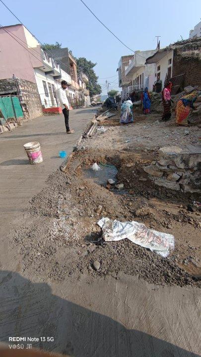 The government runs so many campaigns to save water, but they can't even fix one pipeline with those efforts , Kunhadi hanuman gadi ward no. 51 area' condition .