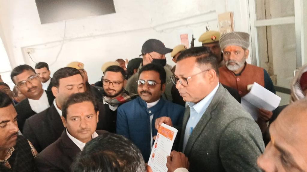 मिर्जापुर के यशस्वी जिला अध्यक्ष मुकेश पाण्डेय जी के नेतृत्व में सवर्ण आर्मी मिर्जापुर टीम द्वारा धरना प्रदर्शन कर तीन सूत्रीय मांगों के लिए जिला अधिकारी महोदय को ज्ञापन दिया ज्ञापन में तीन मांगों को प्रमुखता से उठाया गया। 
👉🏿1- एससी एसटी एक्ट समाप्त हो 
👉🏿2-आरक्षण जातिगत ना होकर आर्थिक आधार पर हो 
👉🏿3- सवर्ण आयोग का गठन हो ..।📢
#सवर्ण_आर्मी_मिर्जापुर