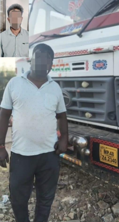 मुलताई पुलिस की सख्ती: डम्फर पर फर्जी नंबर प्लेट लगाकर चलाने वाले पर कार्रवाई, दो आरोपी अभियुक्त
बैतूल/मनीष राठौर
बैतूल जिले में अवैध गतिविधियों पर अंकुश लगाने के लिए पुलिस ने कमर कस ली है। पुलिस अधीक्षक श्री वीरेन्द्र जैन के निर्देश पर थाना मुलताई की टीम ने फर्जी नंबर प्लेट लगाकर डम्फर चलाने और बेचने वाले पर त्वरित कार्रवाई की। अतिरिक्त पुलिस अधीक्षक श्रीमती कमला जोशी एवं एसडीओपी मुलताई श्री एस.के. सिंह के मार्गदर्शन में थाना प्रभारी निरीक्षक नरेन्द्रसिंह परिहार के नेतृत्व में यह सफलता हासिल हुई।कार्यवाही का विवरणदिनांक 14 दिसंबर 2025 को विश्वसनीय मुखबिर से सूचना मिली कि मुलताई निवासी पूनम साहू अपने घर के पास एक डम्फर खड़ा करके रखा है, जिसमें फर्जी नंबर प्लेट MP48ZD2340 लगी हुई है। वास्तविक नंबर UP93 BT0325 का यह डम्फर है। पुलिस टीम तत्काल मौके पर पहुंची और पूनम साहू से डम्फर के कागजात मांगे। जांच में चेसिस नंबर घिसा हुआ पाया गया, जबकि दूसरे स्थान पर MAT448085B3P35260 और इंजन नंबर 61E63517558 दर्ज था। ऑनलाइन वेरिफिकेशन से पुष्टि हुई कि यह वाहन UP93BT0325 का है, जिस पर आरोपी ने फर्जी प्लेट लगा रखी थी।इसके आधार पर अपराध क्रमांक 1138/25 धारा 318(3), 345(1), 347(1), 3(5) BNS के तहत मामला दर्ज कर विवेचना शुरू की गई।गिरफ्तारी एवं जप्तीथाना मुलताई पुलिस ने त्वरित कार्रवाई करते हुए निम्नलिखित आरोपियों को अभियुक्त बनाया:पूनम पिता झनकलाल साहू, उम्र 33 वर्ष, निवासी नेहरू वार्ड, मुलताई।मंशूर कुरैशी पिता नन्हे मिया, उम्र 46 वर्ष, निवासी भोपाल।पुलिस ने पूछताछ के बाद डम्फर को विधिवत जप्त कर लिया तथा आरोपियों को माननीय न्यायालय में पेश होने के लिए सूचना पत्र तामील किया।जप्त सामग्रीएक टाटा कंपनी का डम्फर (वास्तविक नंबर UP93BT0325)।पुलिस टीम की सराहनीय भूमिकाइस कार्रवाई में थाना प्रभारी निरीक्षक नरेन्द्रसिंह परिहार, प्र.आर. सुशील धुर्वे, प्र.आर. गजराज, आर. प्रशांत, आर. अरविंद एवं आर. विवेक की भूमिका सराहनीय रही। जिले में ऐसी अवैध गतिविधियों पर नजर रखने के लिए पुलिस सतर्क बनी हुई है