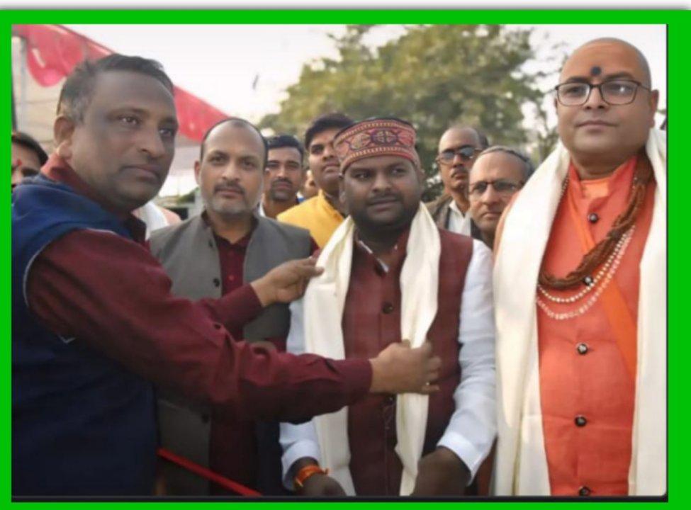 देवा महादेवा के तर्ज पर आयोजित पलिया  विराट पशु मेला का शुभारंभ 
मेला में  मनोरंजन के कई साधन होंगे उपलब्ध 
बाराबंकी। जनपद के तहसील हैदरगढ़  के सुबेहा क्षेत्र में पलिया पशु मेला एवं नुमाइश
का सोमवार को शुभारंभ हुआ। देवा महादेवा महोत्सव
की तर्ज पर आयोजित इस मेले का उद्घाटन मुख्य अतिथि महंत कृष्णानंद भारती और क्षेत्रीय विधायक दिनेश रावत ने फीता काटकर किया।
इस अवसर पर  ब्लाक प्रमुख प्रतिनिधि रामदेव सिंह, नगर
अध्यक्ष सुबेहा देवीदीन रावत, चौधरी हुमायूं हुसैन,
हैदरगढ़ चेयरमैन आलोक तिवारी, प्रधान प्रतिनिधि
अनिल सिंह, मनोज मिश्रा और मंडल अध्यक्ष सुबेहा
रणवीर सिंह सहित कई गणमान्य व्यक्ति उपस्थित थे।
पलिया पशु मेला के प्रबंधक जावेद आलम ने बताया कि
यह मेला 30 दिसंबर तक चलेगा।
मेला प्रबंधक जावेद आलम ने सुरक्षा व्यवस्था की
जानकारी दी। उन्होंने बताया कि पुलिस प्रशासन का
सहयोग लिया जा रहा है। मेला कमेटी ने महिलाओं और
बच्चों की सुरक्षा के लिए विशेष इंतजाम किए हैं। जिसमें
जगह-जगह स्वयंसेवकों की तैनाती और सीसीटीवी कैमरे
शामिल हैं। बाहर से आने वाले व्यापारियों और आगंतुकों
के लिए भी व्यापक प्रबंध किए गए हैं।
जावेद आलम ने बताया कि मेले में 24 और 25 दिसंबर
को कुश्ती के मुकाबले आयोजित होंगे। 
इनमें सुविख्यात पहलवान जावेद गनी का मुकाबला भूटान के
चिम चिम डोगरा से होगा। इसके अतिरिक्त, पहलवान
मौसम अली और देवा थापा के बीच भी एक रोमांचक
कुश्ती देखने को मिलेगी।
मेले में उच्च प्रजाति के दुधारू पशु आकर्षण का केंद्र
होंगे। इनमें अमृतसर की नस्लदार गायें, पंजाब की
पड़िया और हरियाणा की भैंसें शामिल हैं। काबुल के
बलूथरा नस्ल के घोड़े और उनके बच्चे, साथ ही जयपुर
के बकरी के बच्चे भी यहां खरीद-फरोख्त के लिए
उपलब्ध होंगे।
मनोरंजन के लिए मौत का कुआं, नाच नौटंकी किस्सा और
सर्कस भी मेले का हिस्सा होंगे। इसके अलावा,सहारनपुर के प्रसिद्ध फर्नीचर की दुकानें और तिब्बत के ऊनी वस्त्र भी यहां उपलब्ध होंगे।
आपको बता दें कि 
मेला प्रबंधक जावेद आलम ने मेले में आए मुख्य अतिथि
महंत कृष्णानंद भारती, व क्षेत्रीय विधायक दिनेश रावत
का अंगवस्त्र भेंट देकर सम्मानित किया और उनका
आभार व्यक्त किया। इस मौके पर प्रभारी निरीक्षक
कृष्णकांत सिंह पुलिस बल के साथ सुरक्षा में मुस्तैद रहे।