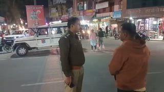 जिला बैतूल 
थाना प्रभारी नरेंद्र सिंह परिहार द्वारा शहर में बीच सड़क खड़े वाहनों से आवागमन में हो रही परेशानी के चलते चालानी कार्यवाही की गई 
मुलताई थाना प्रभारी नरेंद्र सिंह परिहार द्वारा शहर के मध्य से चलने वाले बड़े वाहनों पर चालानी कार्रवाई की गई l जिससे बड़े वाहन चालकों में हड़कंप मच गया lथाना प्रभारी द्वारा कृषि उपयोग में आने वाले बड़े-बड़े थ्रेसरों को हार्वेस्टरों को नाका नंबर 1 से पकड़कर लाया गया एवं चालानी कार्रवाई की गई l थाना प्रभारी का कहना है की बड़े वाहनों की आवागमन पर सुबह 6:00 से रात के 9:00 तक पाबंदी लगाई गई है जिसका प्रचार प्रसार हेतु एल ई डी स्क्रीन पर विज्ञापन भी चलाया जा रहा है lउसके बाद भी बड़े वाहन निरंतर मध्य शहर से गुजरते रहते है l जिससे नगर के मध्य में हर दस मिनट में जाम की स्थिति बन जाती है l नगर वासियों का कहना है इस तरह की बड़े वाहनों पर चालानी कार्रवाई करने से शहर के बीच आवागमन की सुविधा अच्छे से रहेगी एवं जाम की स्थिति नहीं बनेगीl आज थाना प्रभारी द्वारा की गई चालानी कार्यवाही से नगर वासी प्रसन्नचित नजर आएlइस स्थिति को देखते हुए थाना प्रभारी ने आज शाम 6:00 बजे से नागपुर नाके से लेकर बस स्टैंड तक बड़े वाहनों को पकड़कर चालानी कार्यवाही की गईl एवम चालान काटे गए l इसी तरह अगर पुलिस द्वारा प्रतिदिन नगर के मध्य गुजरते हुए वाहनों पर चालानी कार्यवाही की गई तो शहर के मध्य से गुजरने वाले बड़े वाहनों पर अंकुश लगेगा एवं ट्रैफिक व्यवस्था में काफी सुधार होगा l लगता है मुलताई के नगर वासियों को ट्रैफिक जाम की स्थिति से जल्दी छुटकारा मिल जाएगा l पुलिस विभाग की ये कार्यवाही वाकई काबिले तारीफ है l नगर वासियों को इस कार्य के लिए हर संभव पुलिस की सहायता करनी चाहिए lताकि मुल्ताई आवागमन की सुविधा सुचारु रूप से बनी रहे l क्योंकि जब तक नगरवासी इस ट्रैफिक व्यवस्था बनाने में पुलिस का सहयोग नहीं करेंगे lतब तक नगर के बीच के सड़क की ट्रैफिक व्यवस्था सुचारू रूप से चल नहीं सकती l लेकिन जब से नवागत थाना प्रभारी ने मुलताई थाने की कमान संभाली है l तब से ट्रॉफीक व्यवस्था काफी हद तक चुस्त दुरुस्त नजर आई।